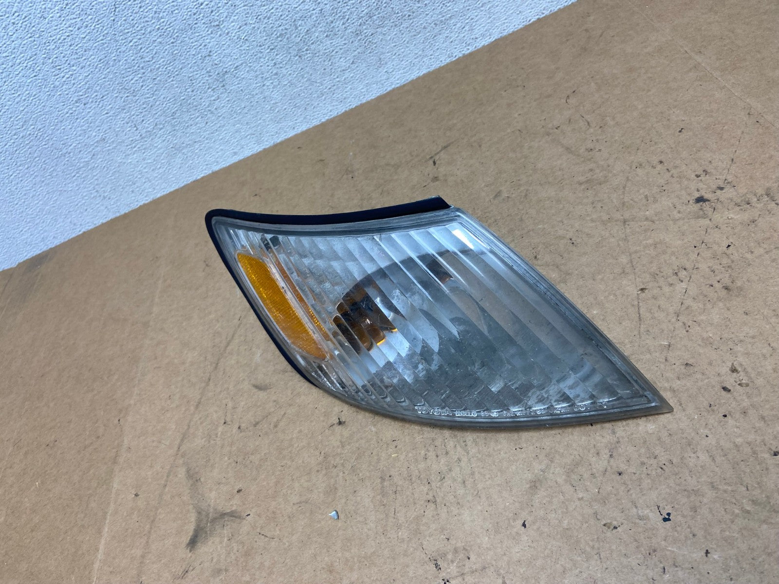 2000 to 2001 Lexus ES300 Right Passenger RH Side Turn Signal AE3146 LK1