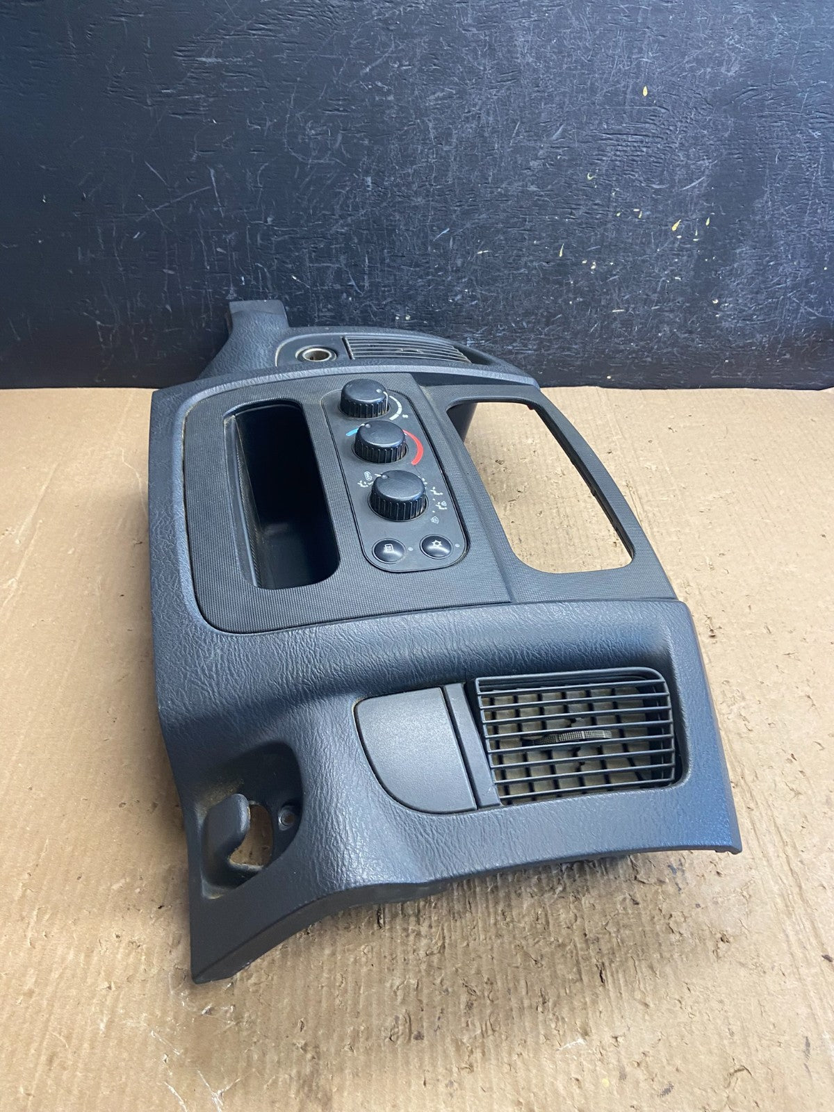 2002 to 2005 Dodge Ram Radio Climate Control Dash Air Vent Bezel Trim AF1522 DG2