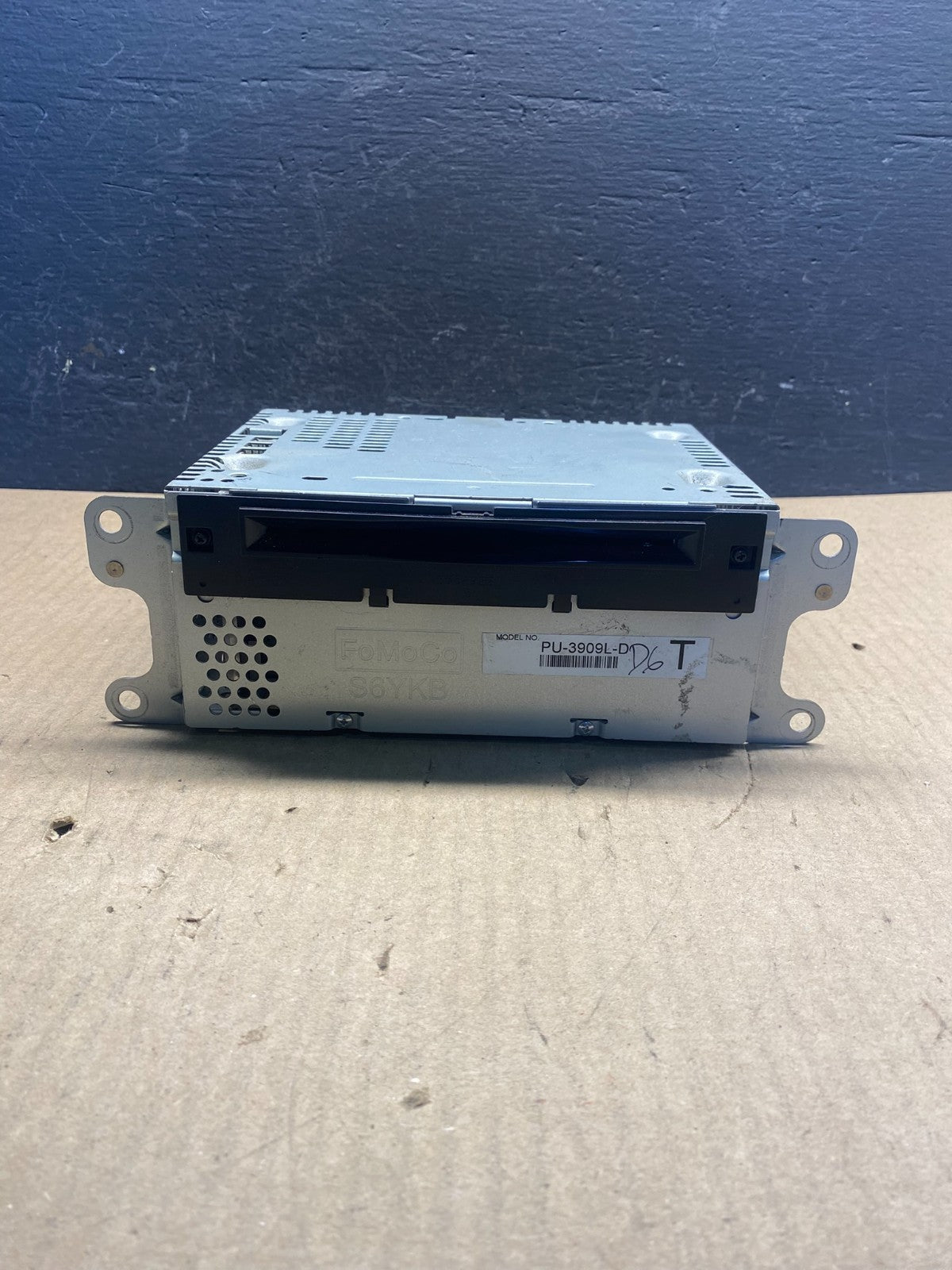 2014 to 2015 Ford Explorer Audio Equipment Radio Receiver AM FM CD AC8906 DG0