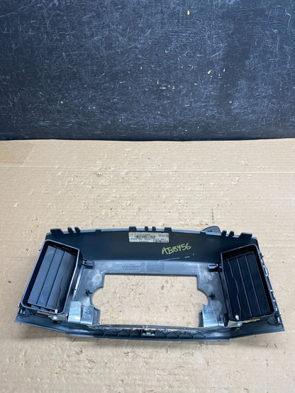 2005 - 2007 Jeep Grand Cherokee Center Dash Radio Bezel Trim AG8456 DG4