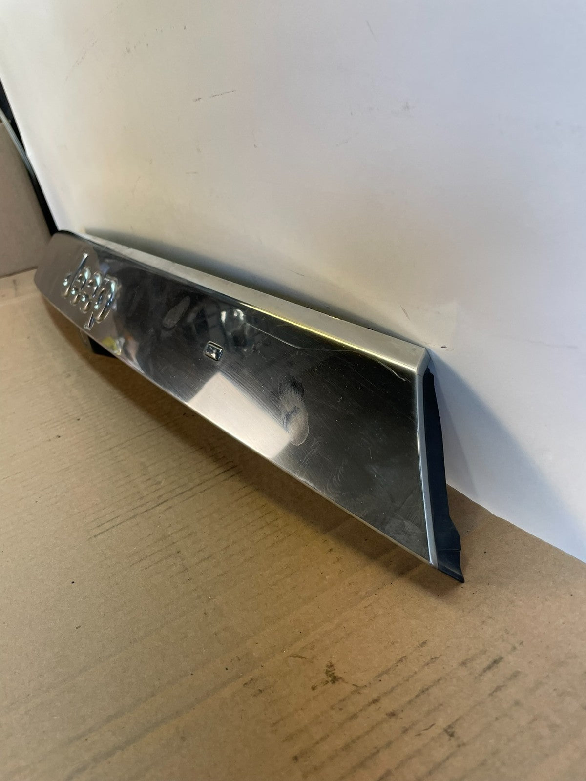 2011-2013 Jeep Grand Cherokee Liftgate Garnish Molding Trim W/ Camera AH0477 DG1