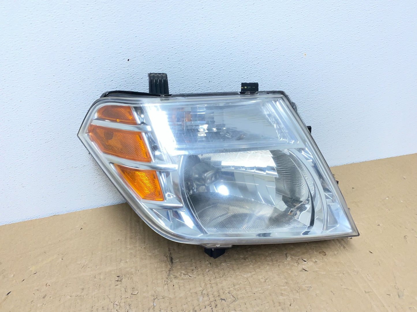 2008 to 2012 Nissan Pathfinder Halogen Headlight Right Passenger AC4081 DW0