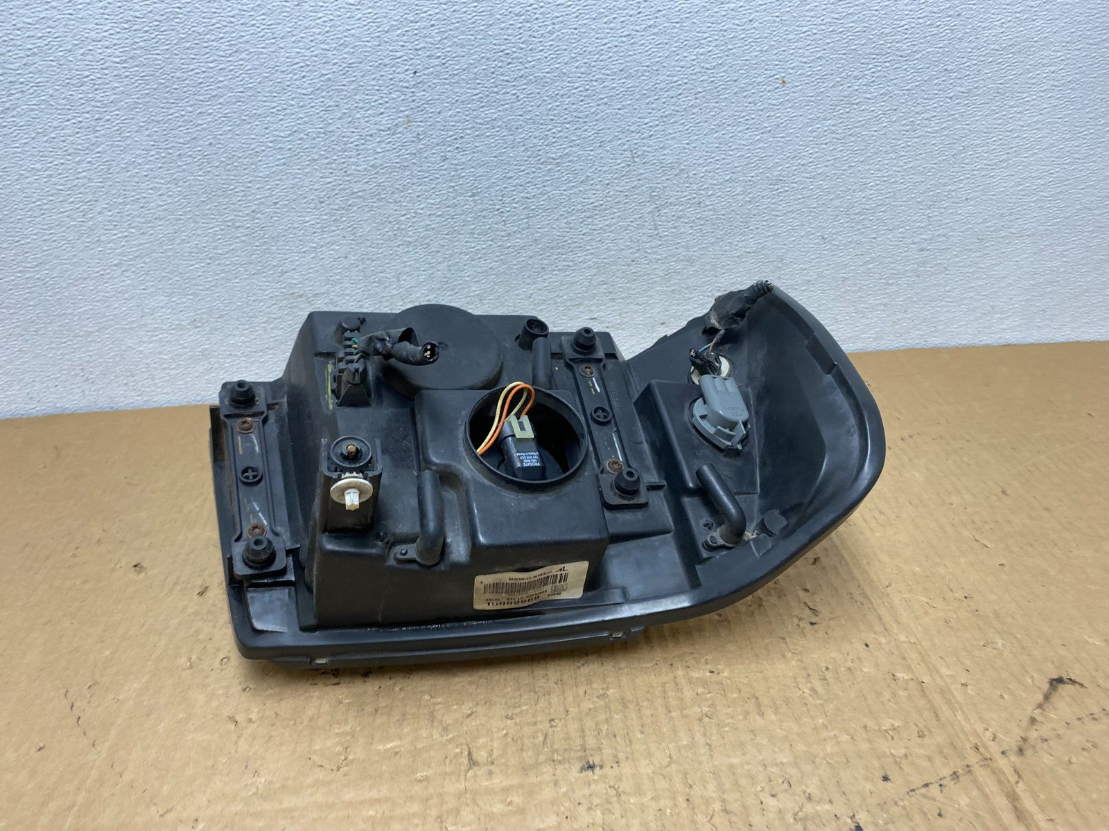 2002 to 2009 Gmc Envoy Left Driver Lh Side Headlight Halogen AC8151 DW5