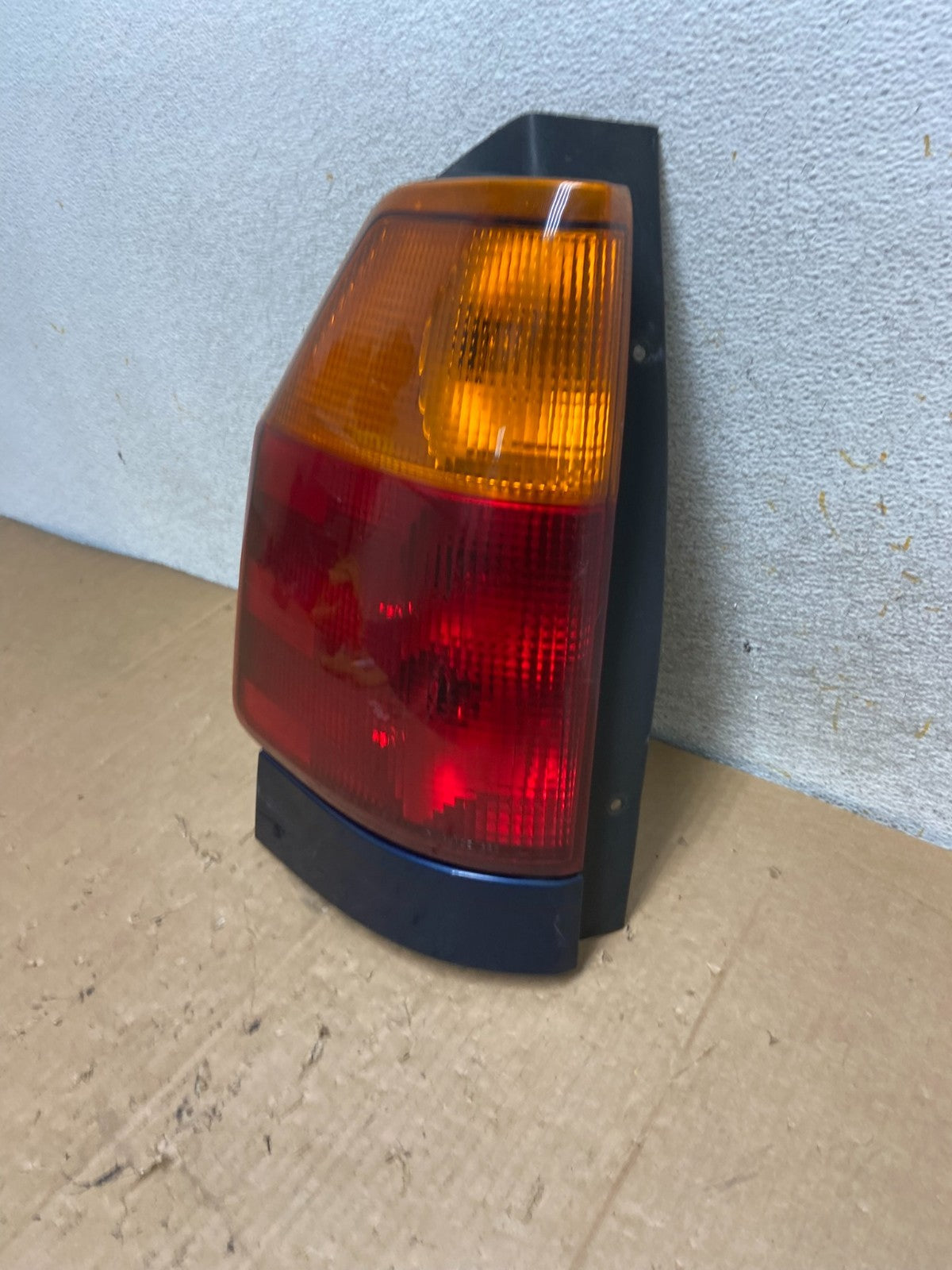 2002 to 2009 Gmc Envoy Left Driver Lh Side Tail Light AI9055 LK1