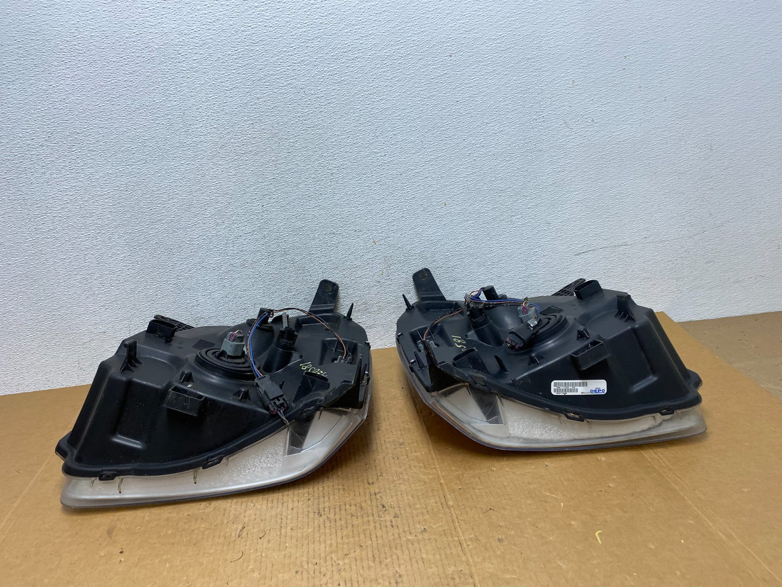 2007 - 2014 GMC Yukon Halogen Headlights Left+Right Side Set AE0581 DW8