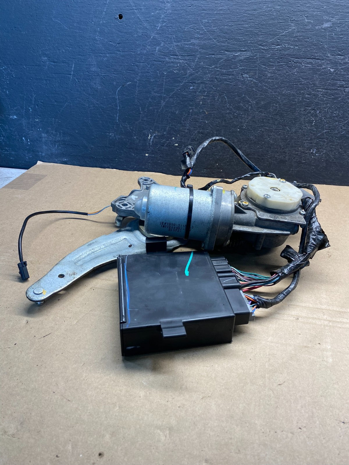 2009 to 2016 GMC Acadia Rear Trunk Liftgate Power Motor Actuator AE0188 DG3