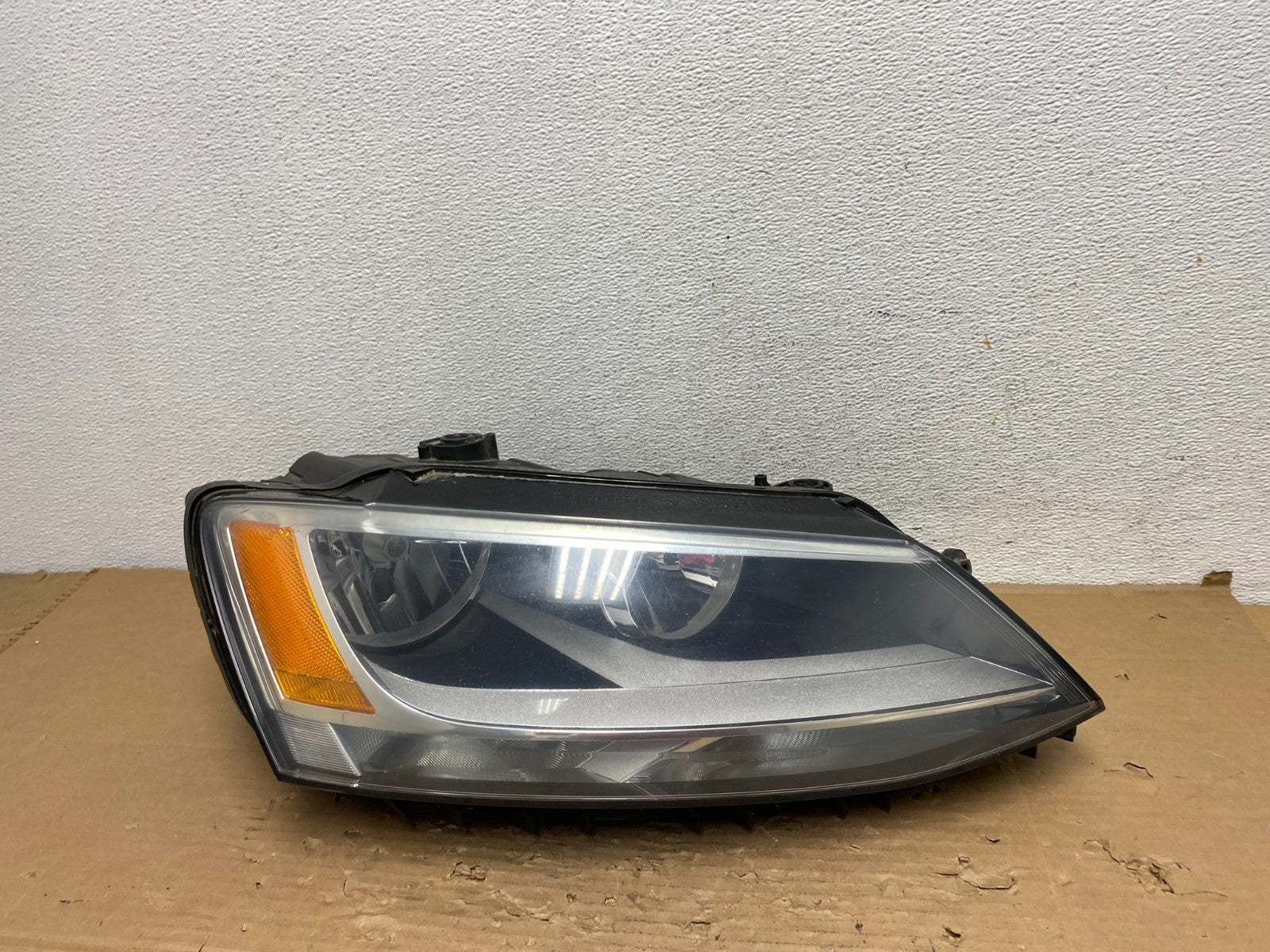 2011 to 2014 Volkswagen Jetta Right Passenger RH Headlight Halogen AD4340 DW0