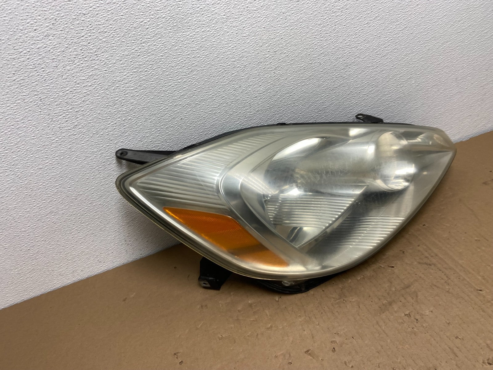 2004-2005 Toyota Sienna Right Passenger Halogen Headlight AB6538 DW2