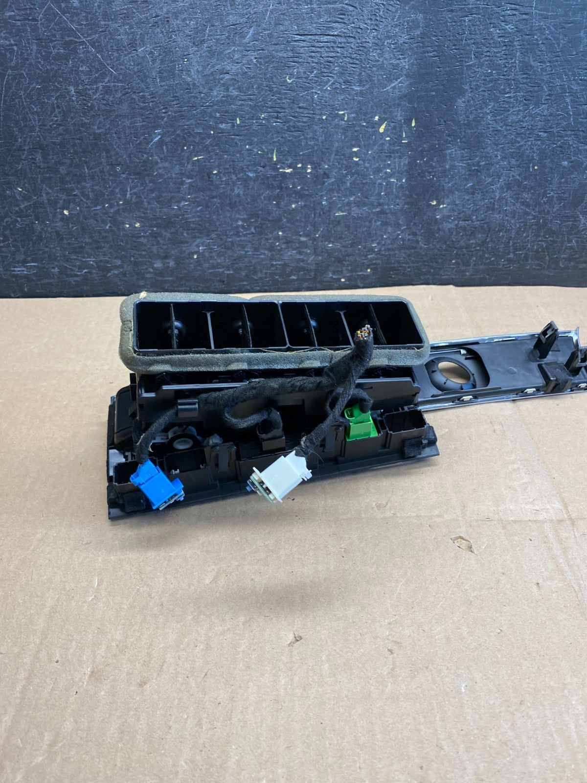 2006 to 2011 Audi A6 Center Dashboard Air Vent ai2993 DG4