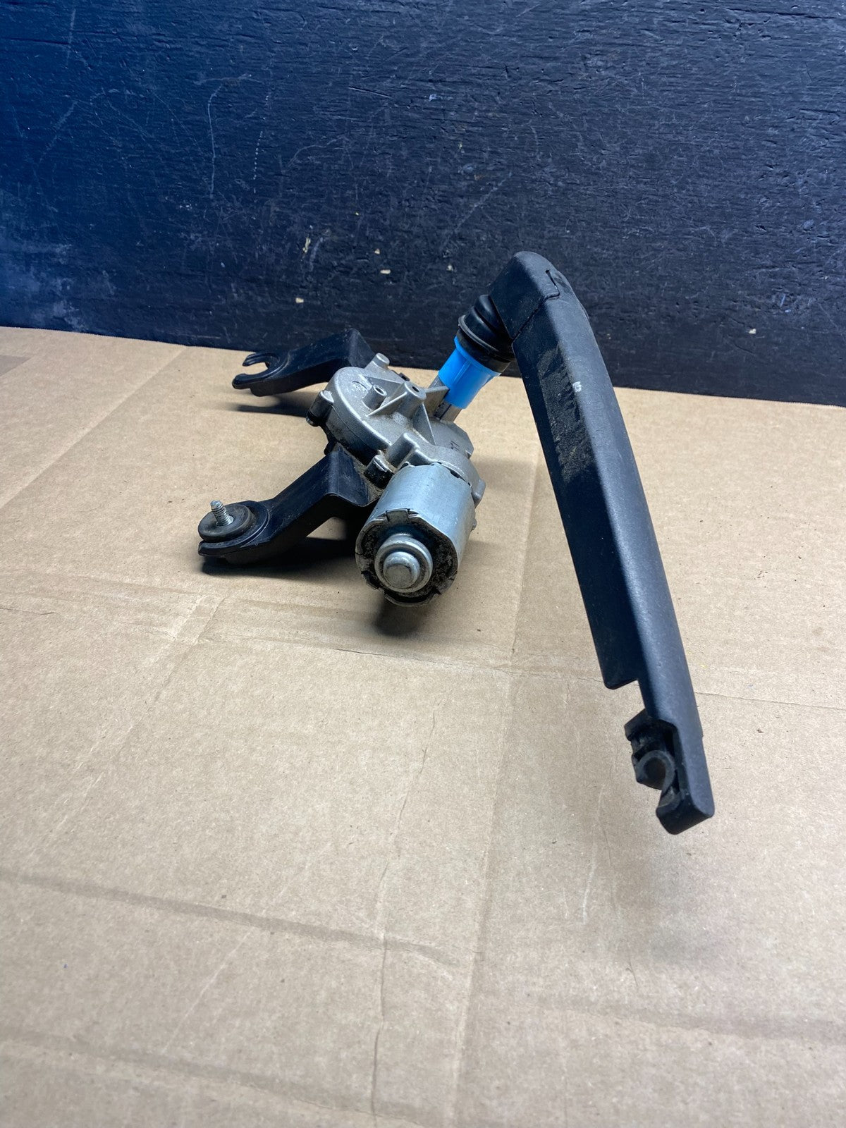 2013 - 2017 Hyundai Santa Fe Rear Glass Windshield Wiper Motor AE8229 DG2