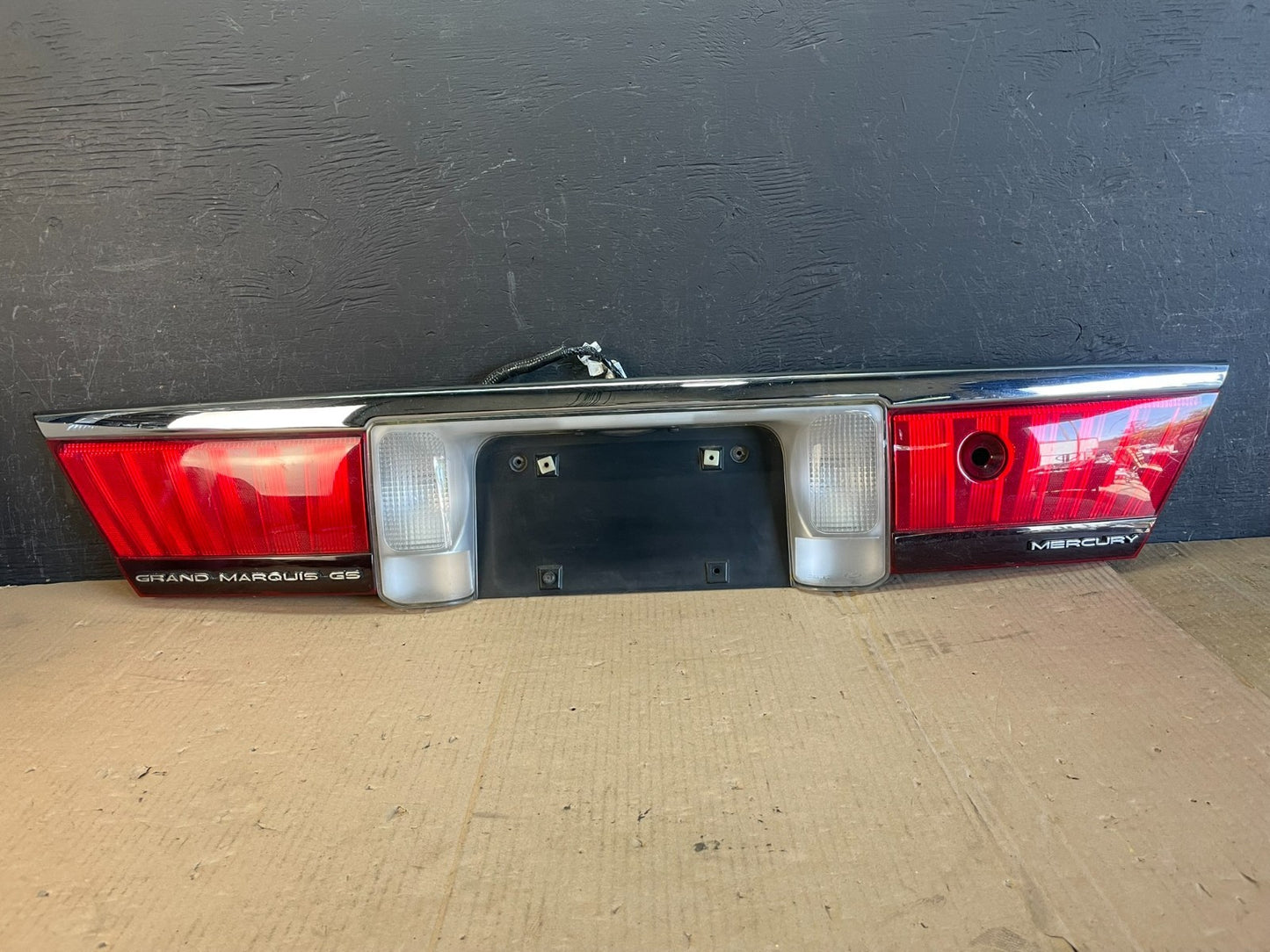 1998 to 2002 Mercury Grand Marquis Trunk Lid Center Tail Light ad8580 DG0