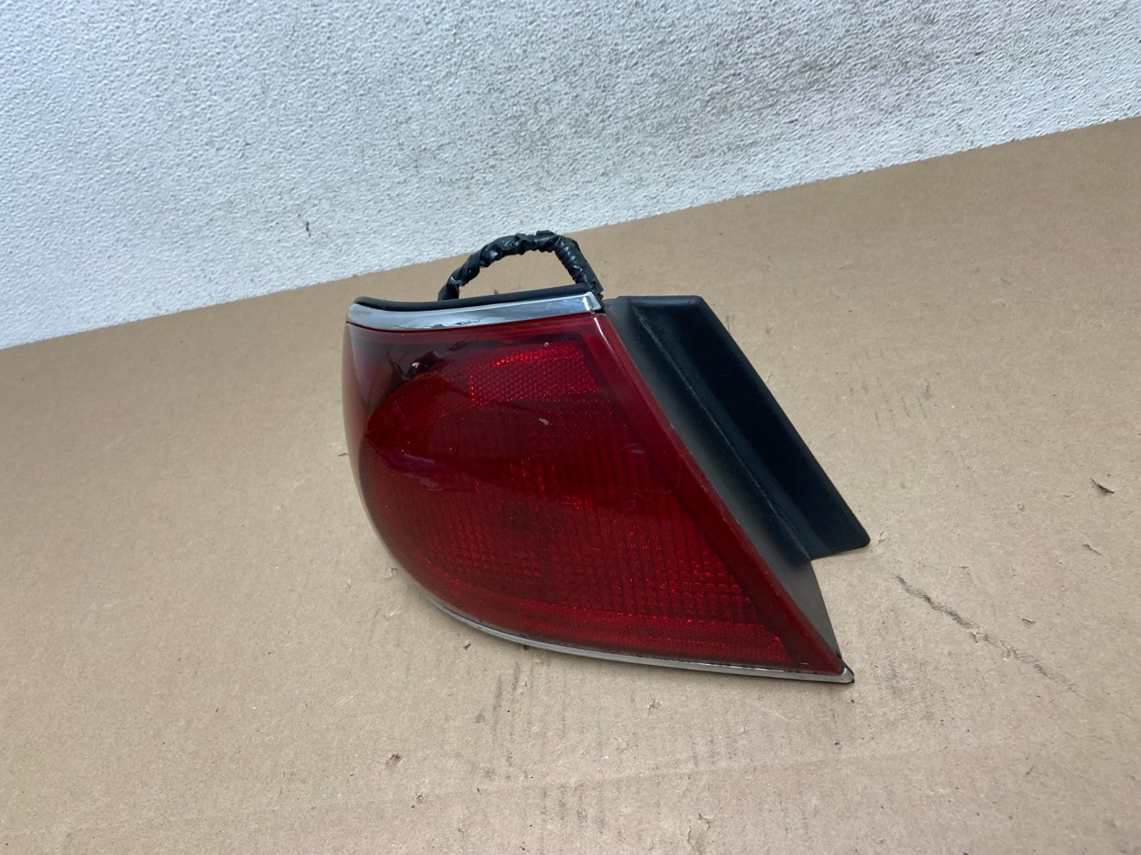 2000 to 2005 Buick Lesabre Left Driver LH Side Tail Light AG5761 DW1