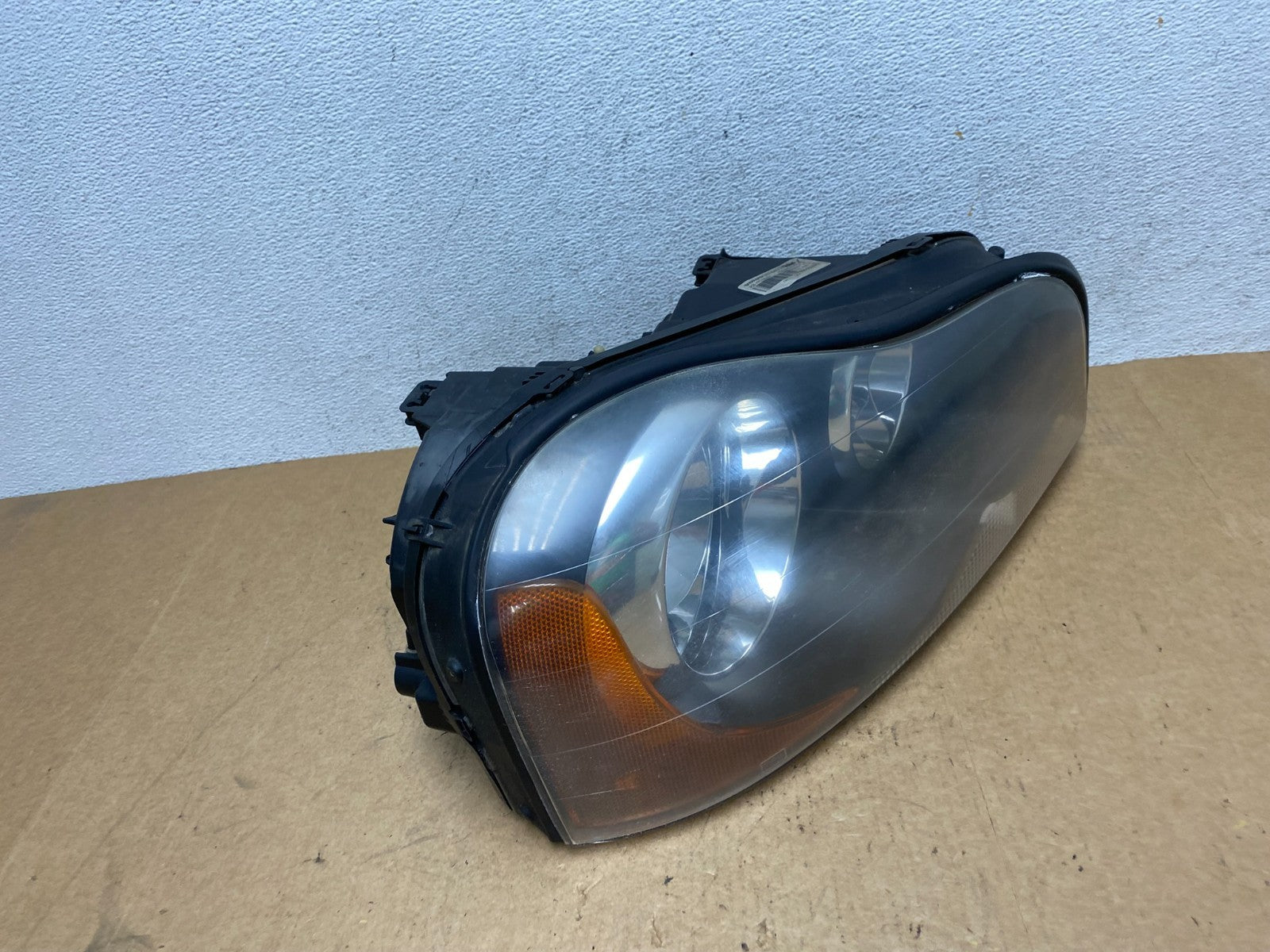 2003 to 2006 Volvo XC90 Right Passenger Rh Side Headlight Halogen AE3251 DW2