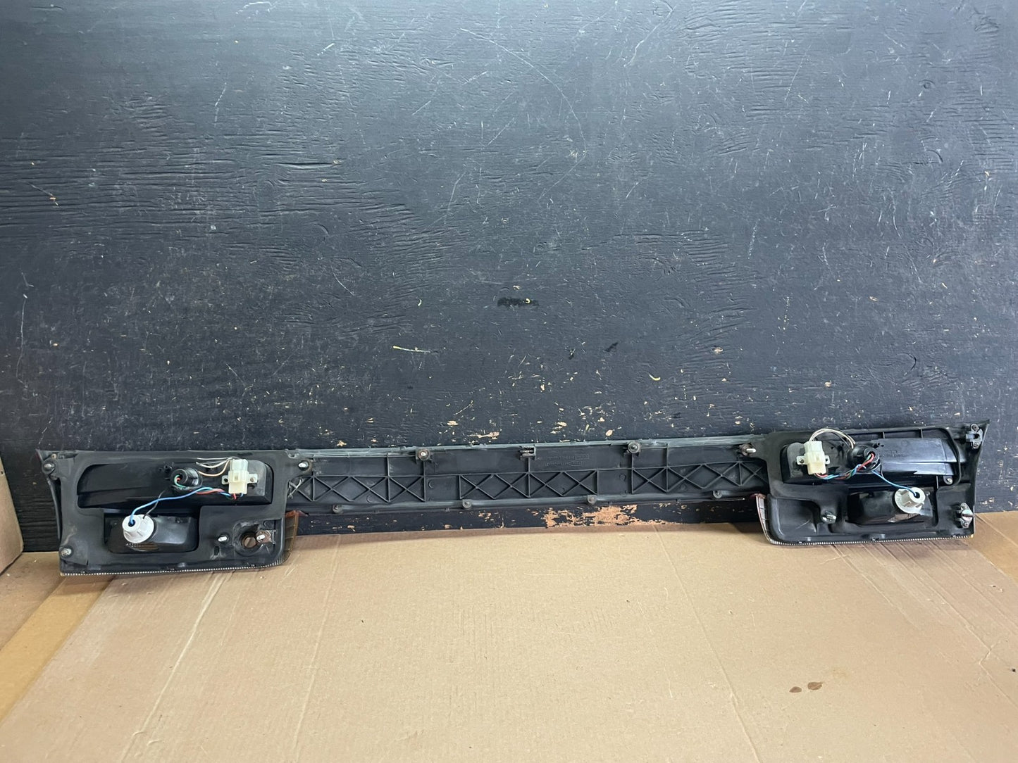 1995 to 1996 Subaru Legacy Wagon Trunk Mounted Center Tail Light Panel z8540 DG9