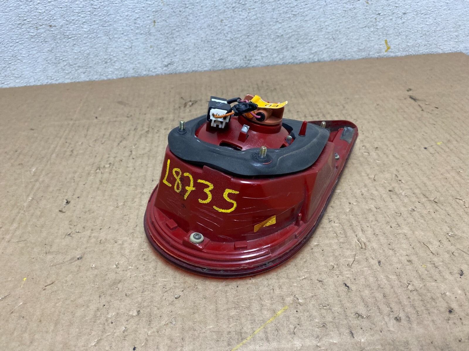 2004 2005 2006 Kia Amanti Right Passenger Side Tail Light Inner OEM L8735 DW7
