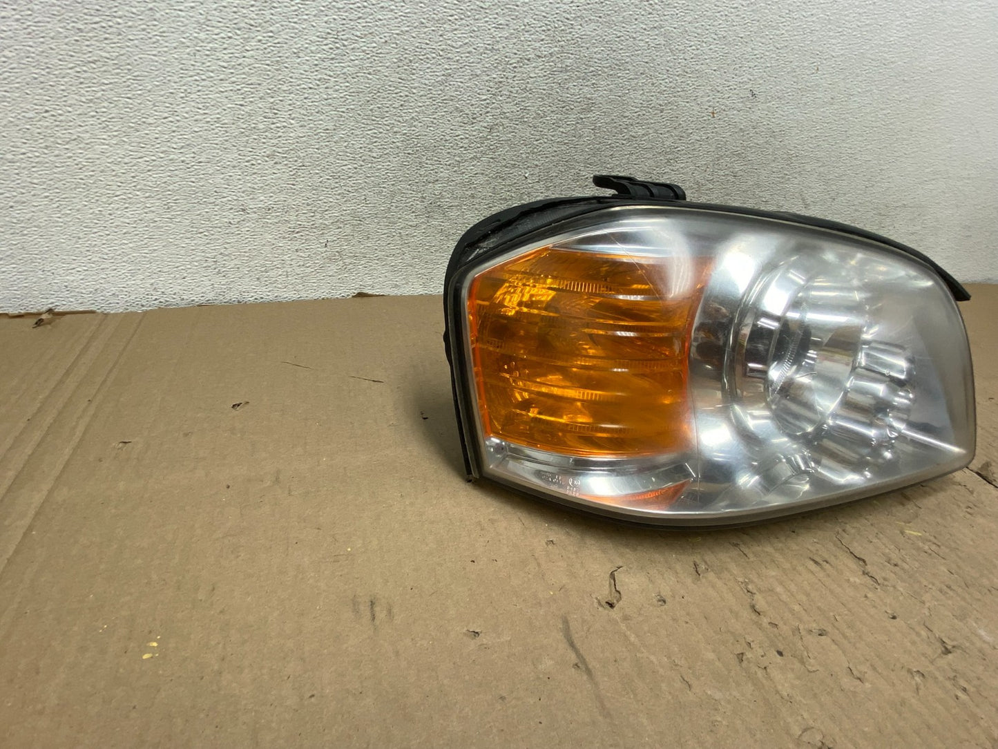 2003-2004 Kia Optima Right Passenger RH Side Headlight Halogen AG8076 DW1