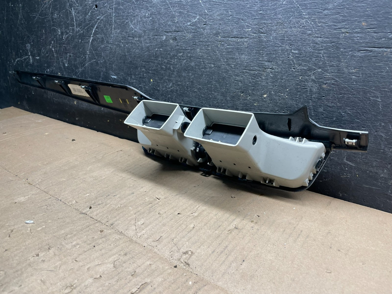 2009 to 2014 Volkswagen Routan Dash Center Trim Bezel Panel Vents U2048 DG6