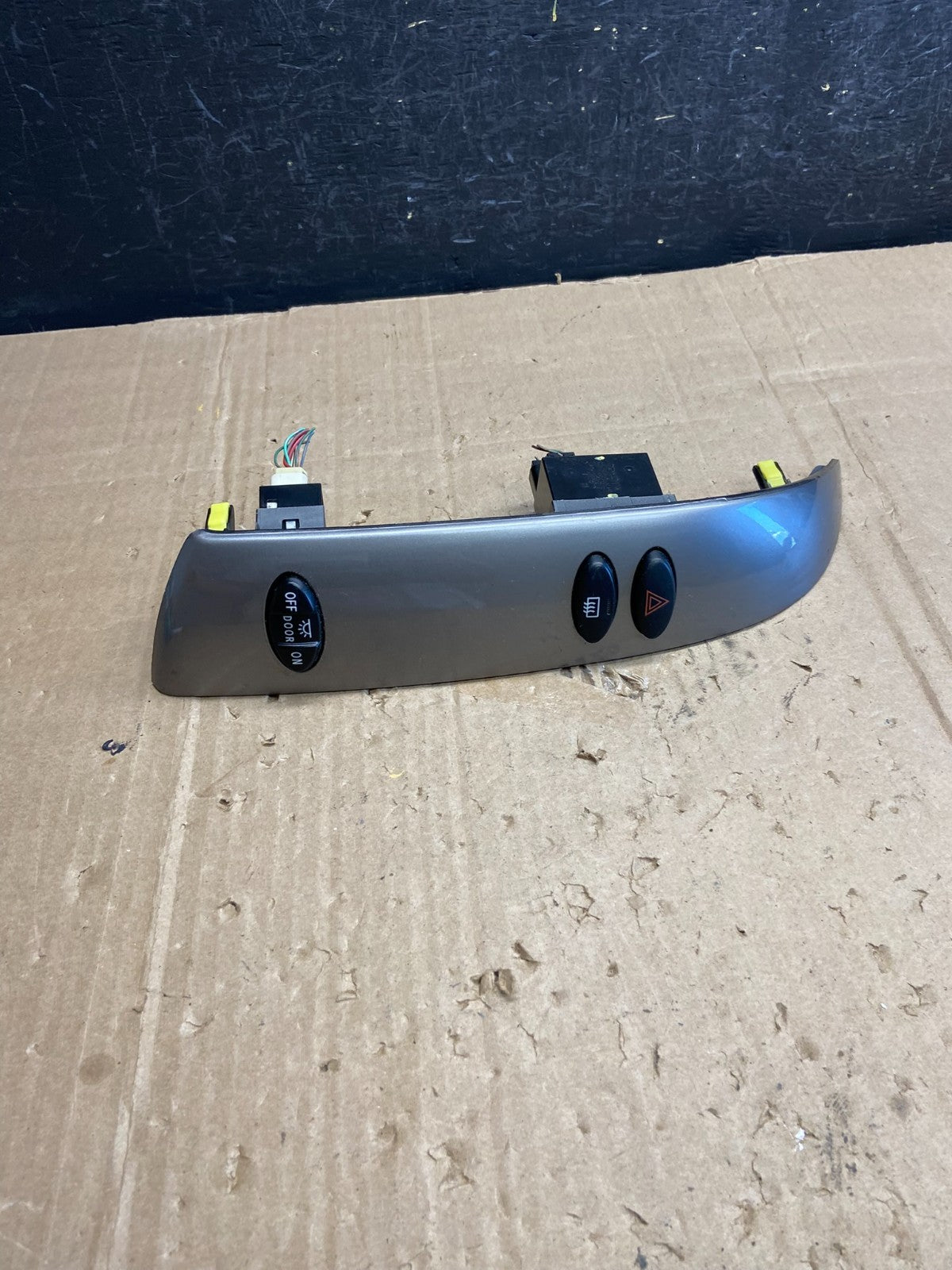 2004 to 2010 Toyota Sienna Left Side Climate Switches Bezel Trim AE1766 DG2