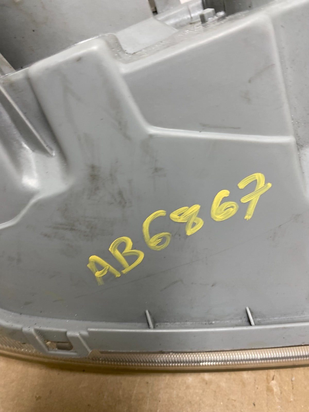 2002 to 2005 Kia Sedona Left Driver LH Side Headlight Oem AB6867 DW11