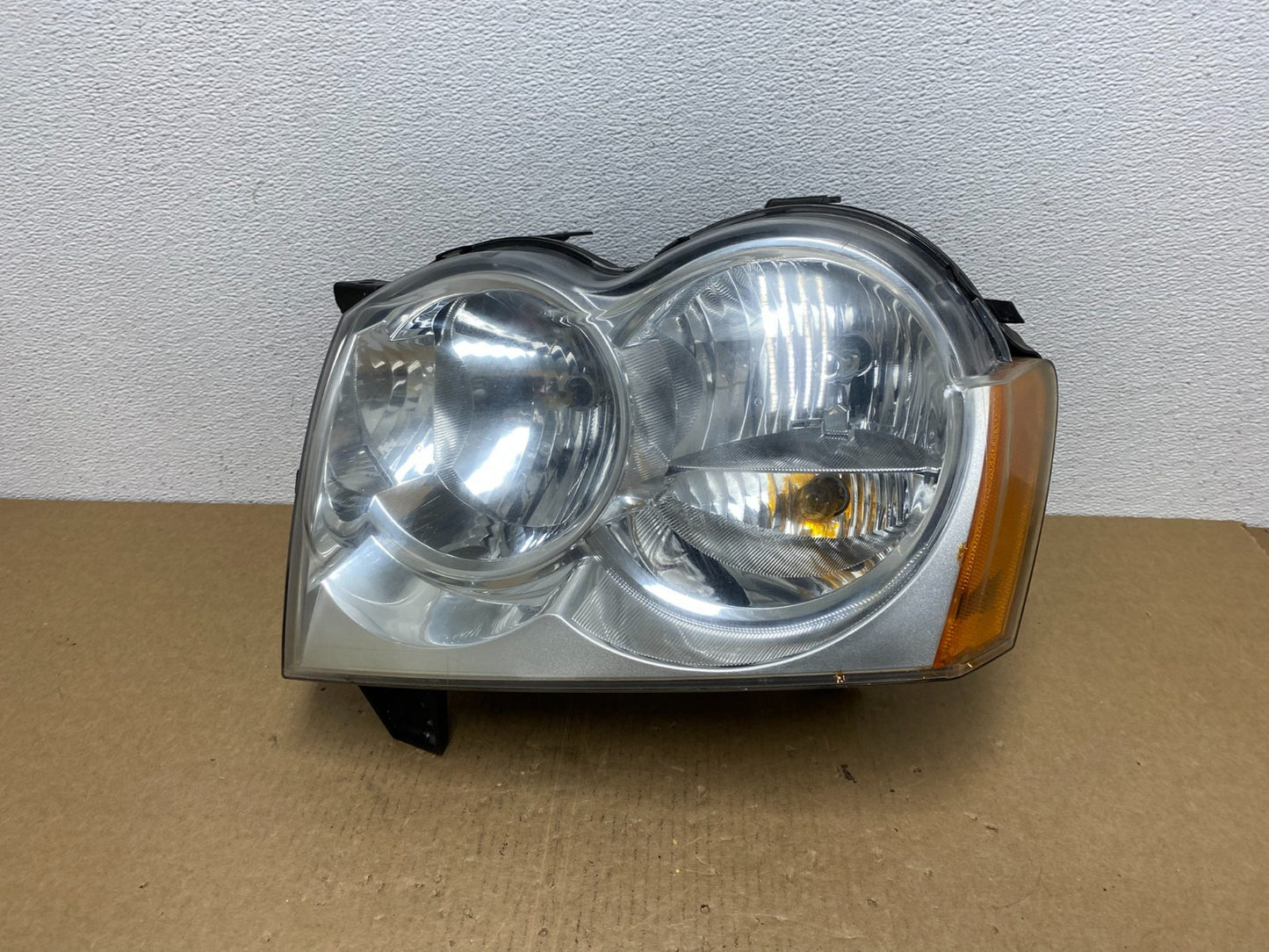 2005-2007 Jeep Grand Cherokee Left Driver LH Halogen Headlight AC1192 DW0