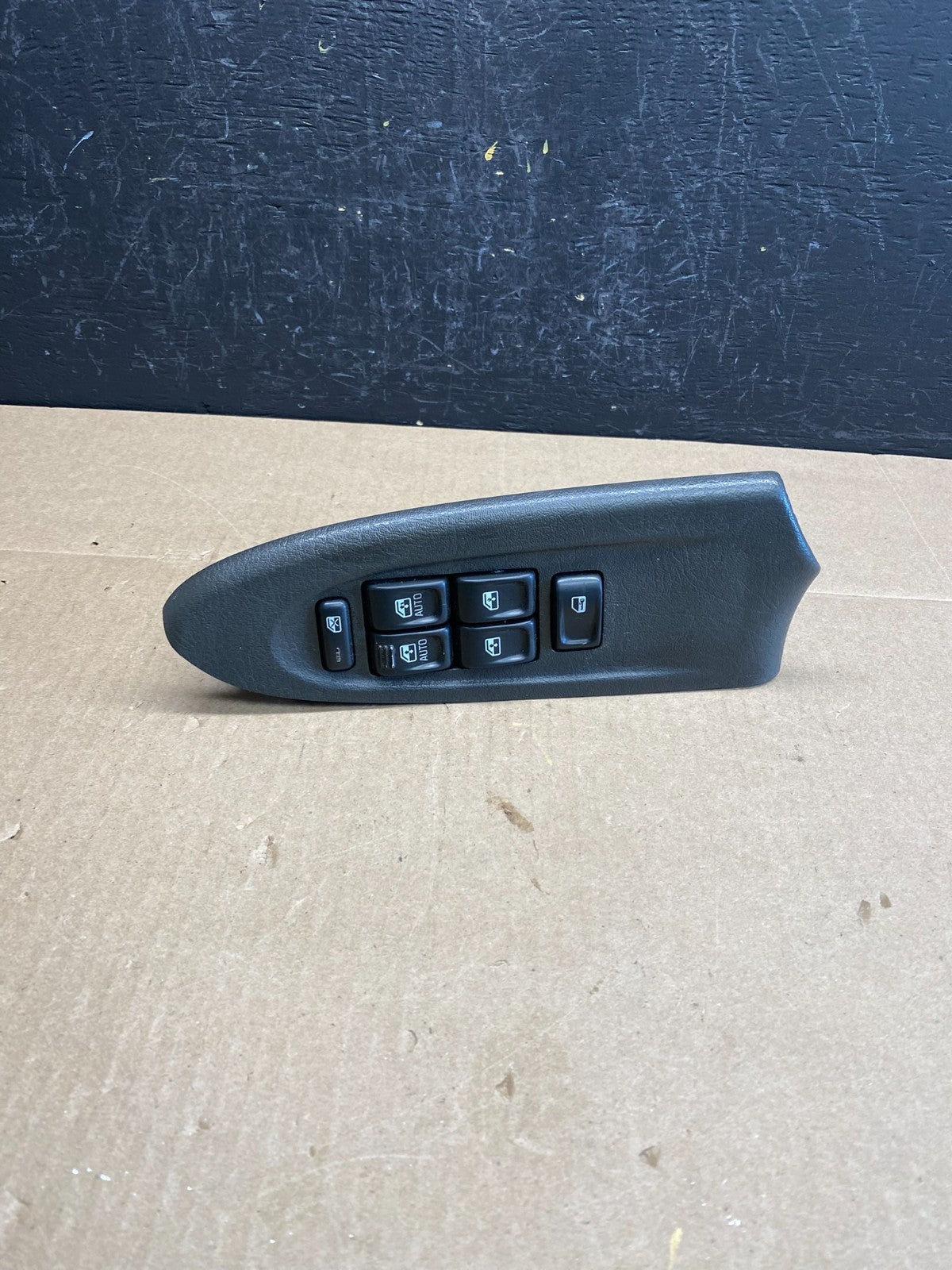 2002-2005 Chevrolet Trailblazer Power Left Driver Window Control Switch AC92122