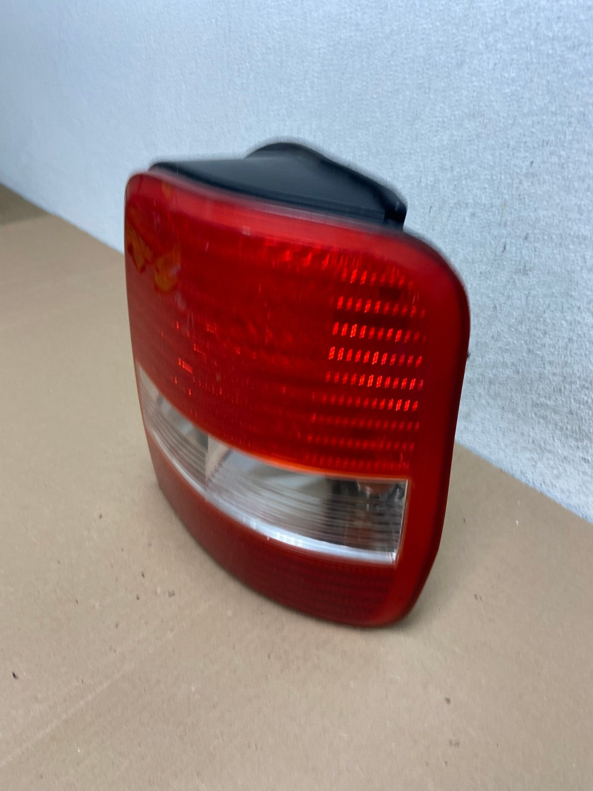 2003 2004 2005 Kia Sedona Right Passenger RH Side Tail Light AF2993 LK1
