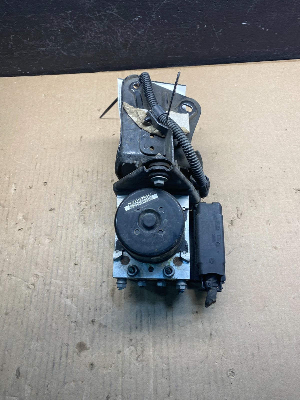 2010- 2011 Volkswagen Jetta ABS Brake Pump Control 8E0614111A Module AC2375 DG1