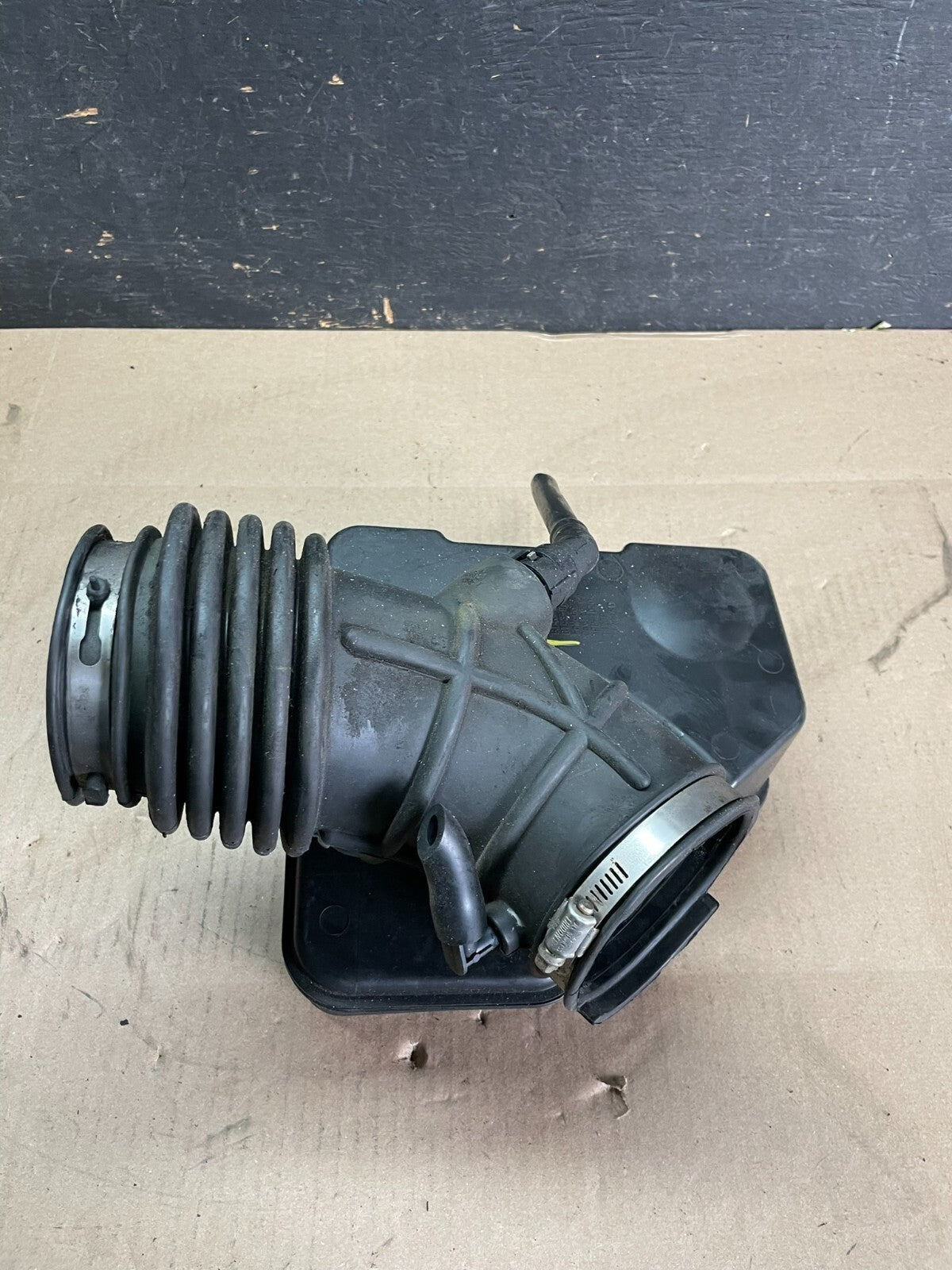 2007 to 2010 Lincoln MKX 3.7L Air Cleaner Box Resonator OEM M8906 DG5