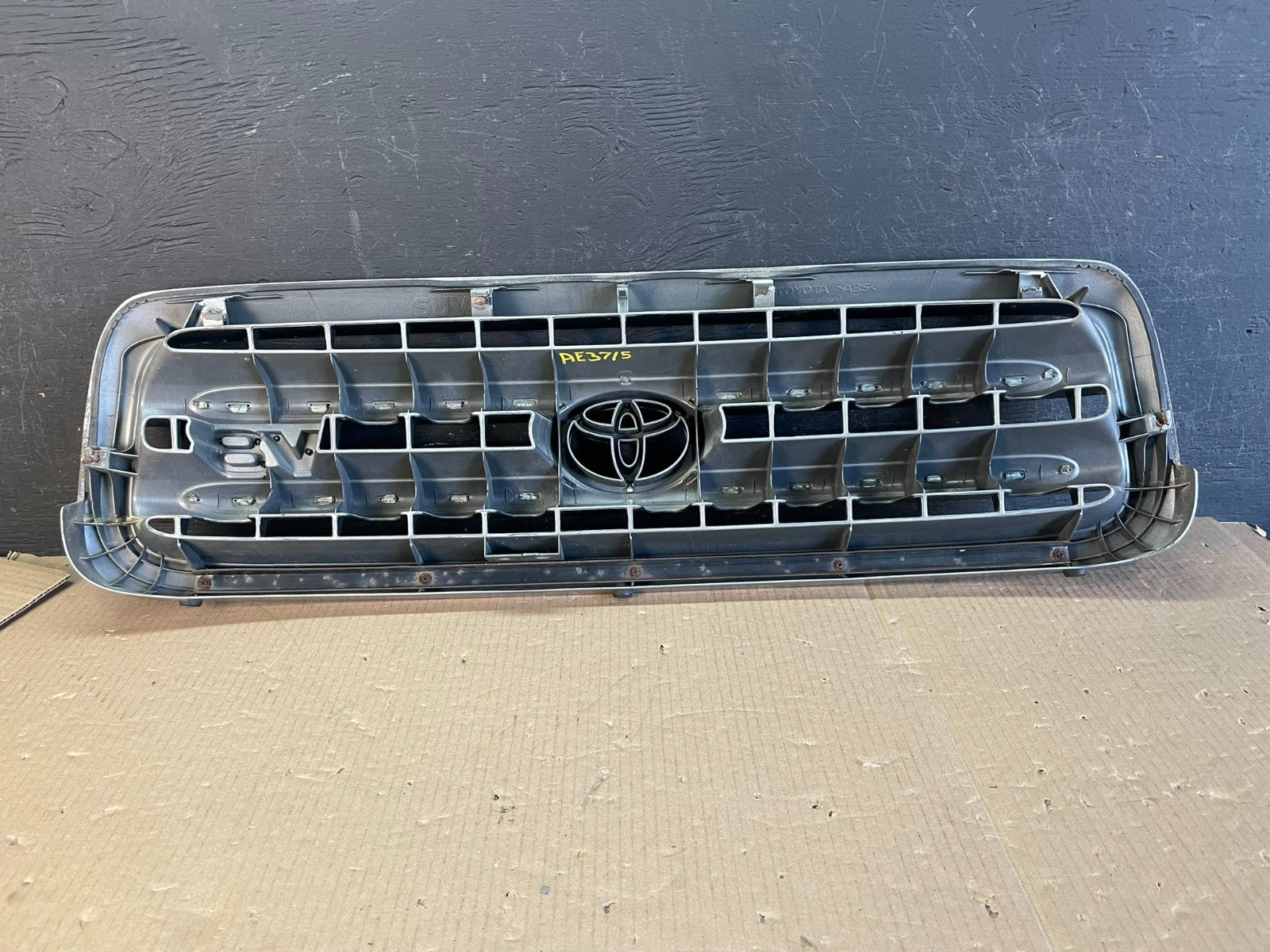 2001 to 2004 Toyota Sequoia Front Upper Grill Grille W/ Emblem AE3715 DG5