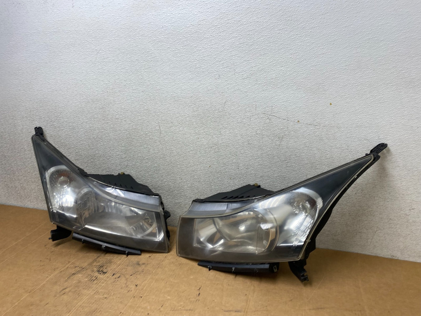 2011 to 2015 Chevrolet Cruze Halogen Left+Right Set Headlights T2189 DW1