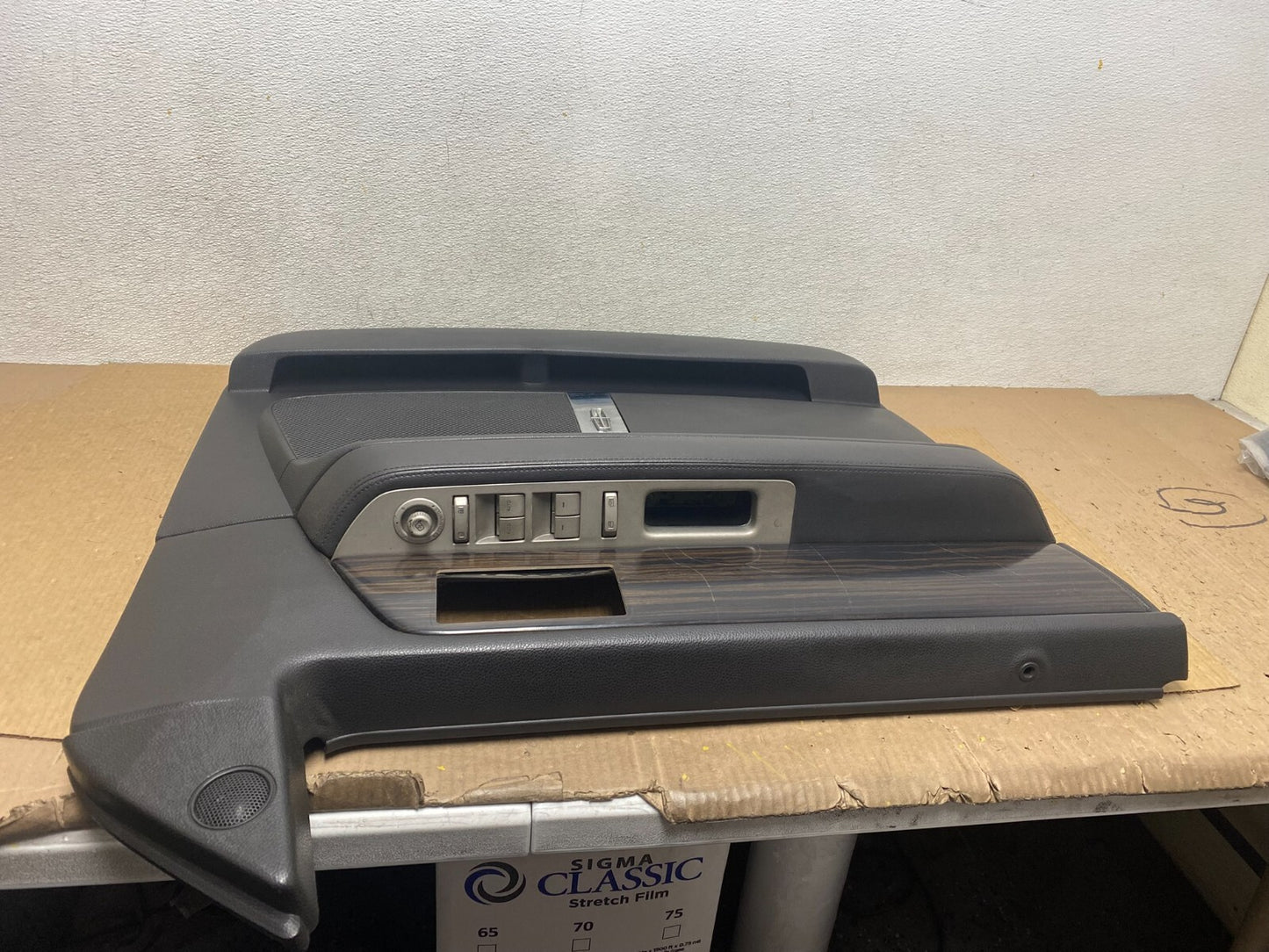 2007-2015 Lincoln Navigator Left Front Door Panel G1773 DG15
