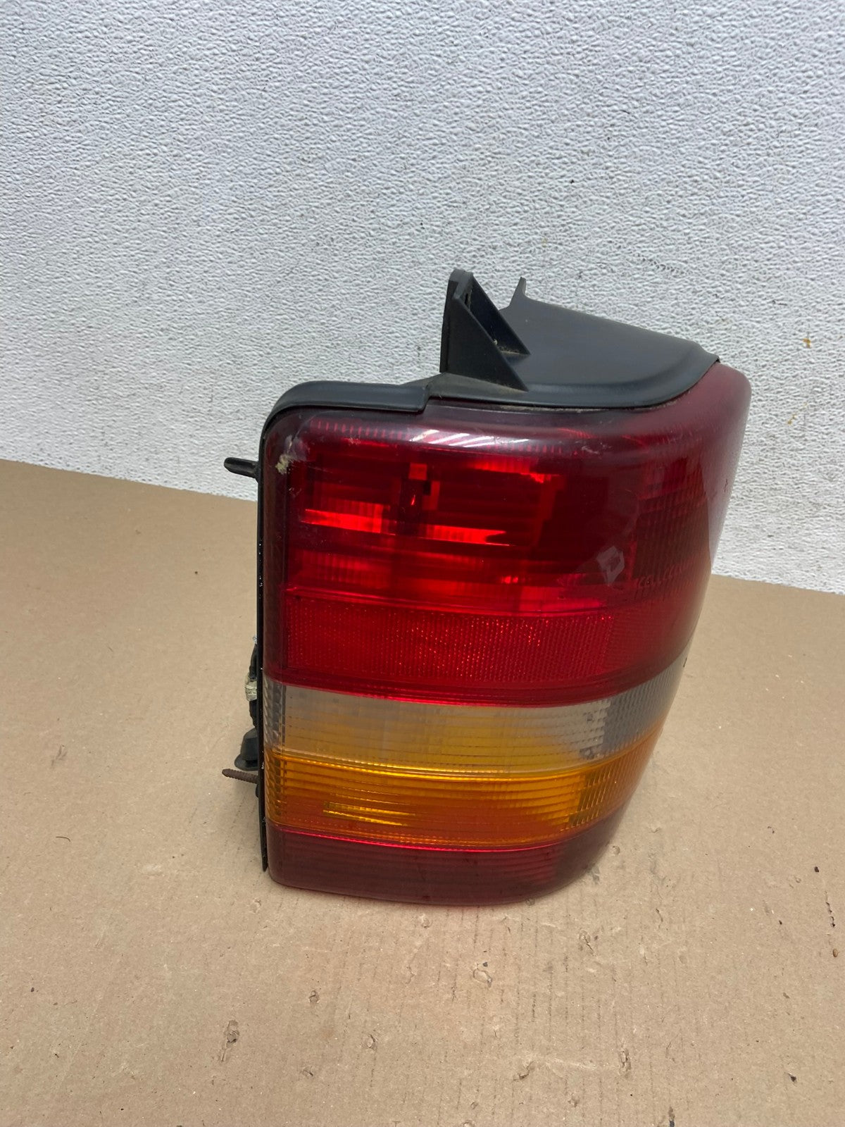 1993-1998 Jeep Grand Cherokee ZJ Left Driver Side Tail Light AE7193 LK2