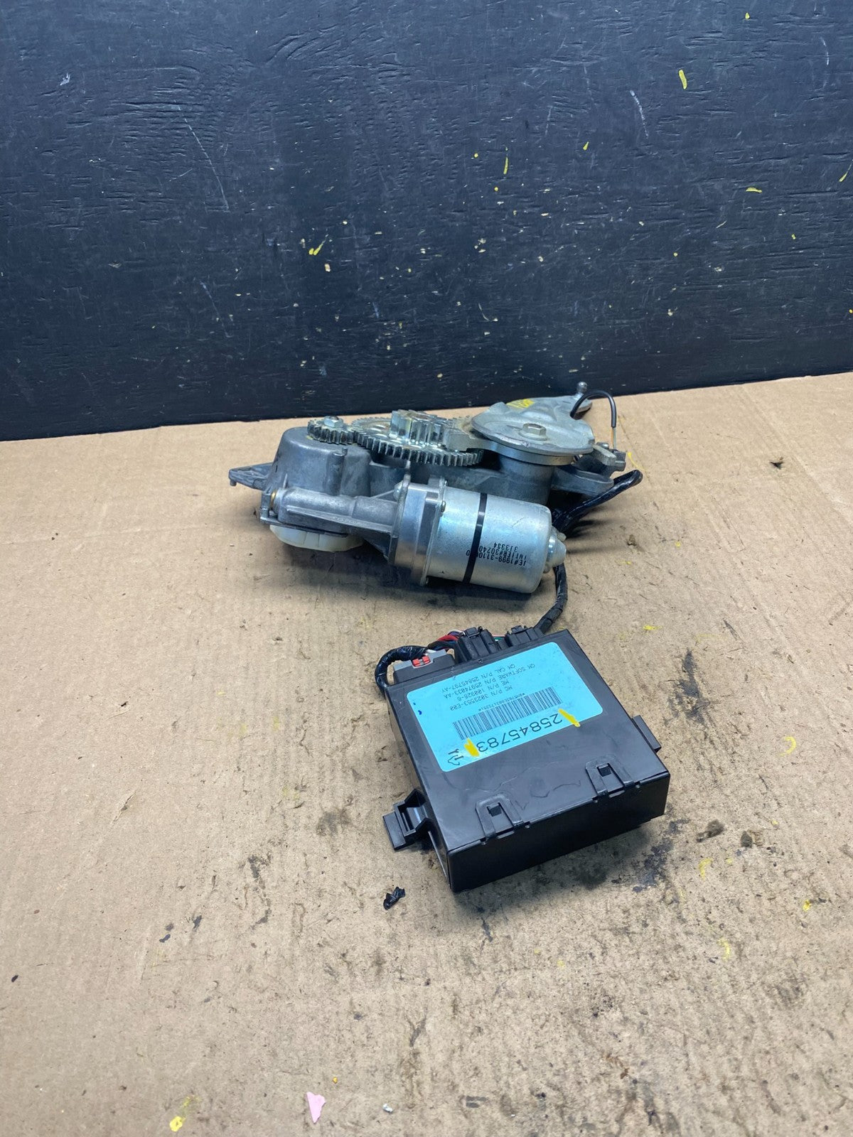 GMC Acadia Yukon Tahoe  Rear Trunk Liftgate Power Motor Actuator OEM R8617 DG3