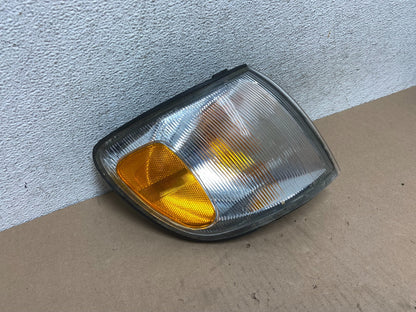 1998 to 2000 Toyota Sienna Right Turn Signal Side Marker Lamp AG6656 DW2
