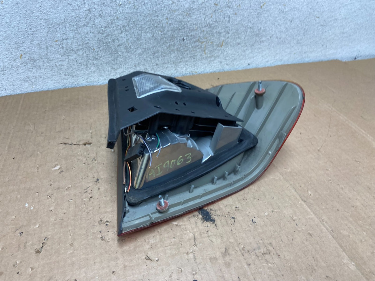 2002 - 2005 BMW 3 E46 Series Left Driver Side Lh Tail Light AI9063 LK4