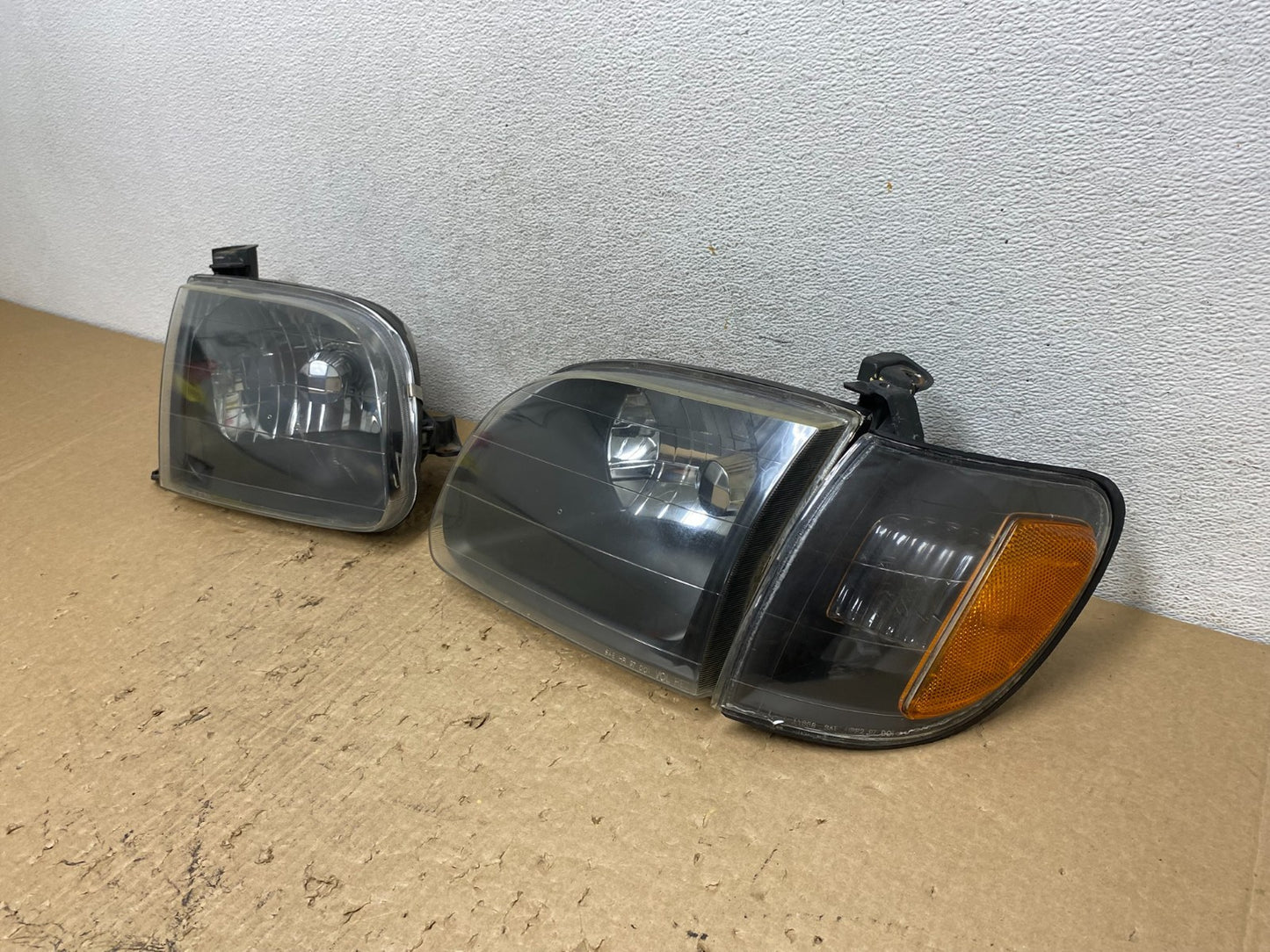 2000 - 2004 Toyota Tundra Left+Right Side Halogen Headlights AF8196 DW1