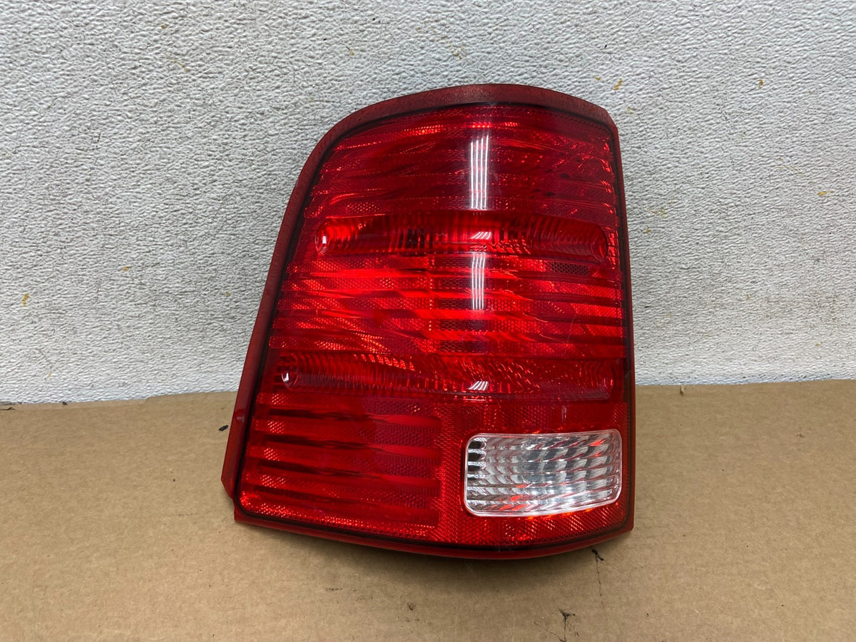 2002 to 2005 Ford Explorer Left Driver Lh Side Tail light AH4418 DW0