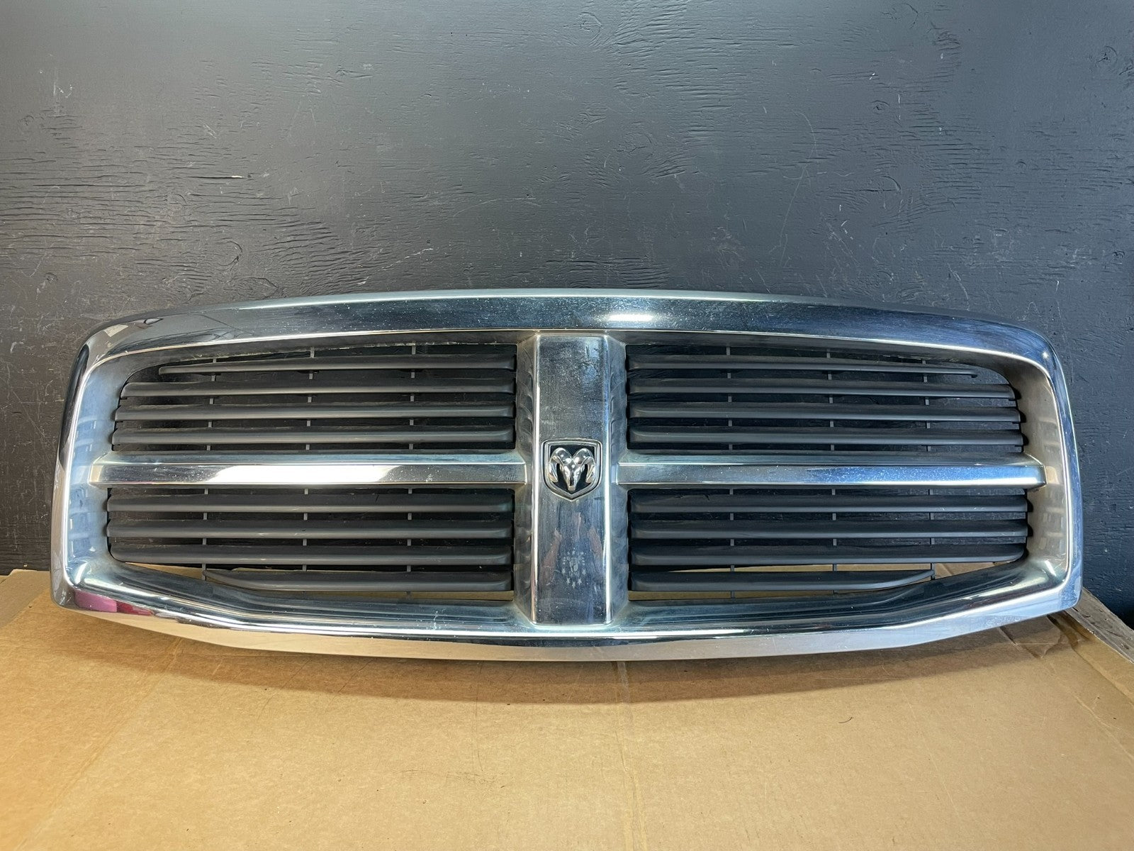 2004 to 2006 Dodge Durango Front Upper Chrome Grill Grille AE0867 DG0