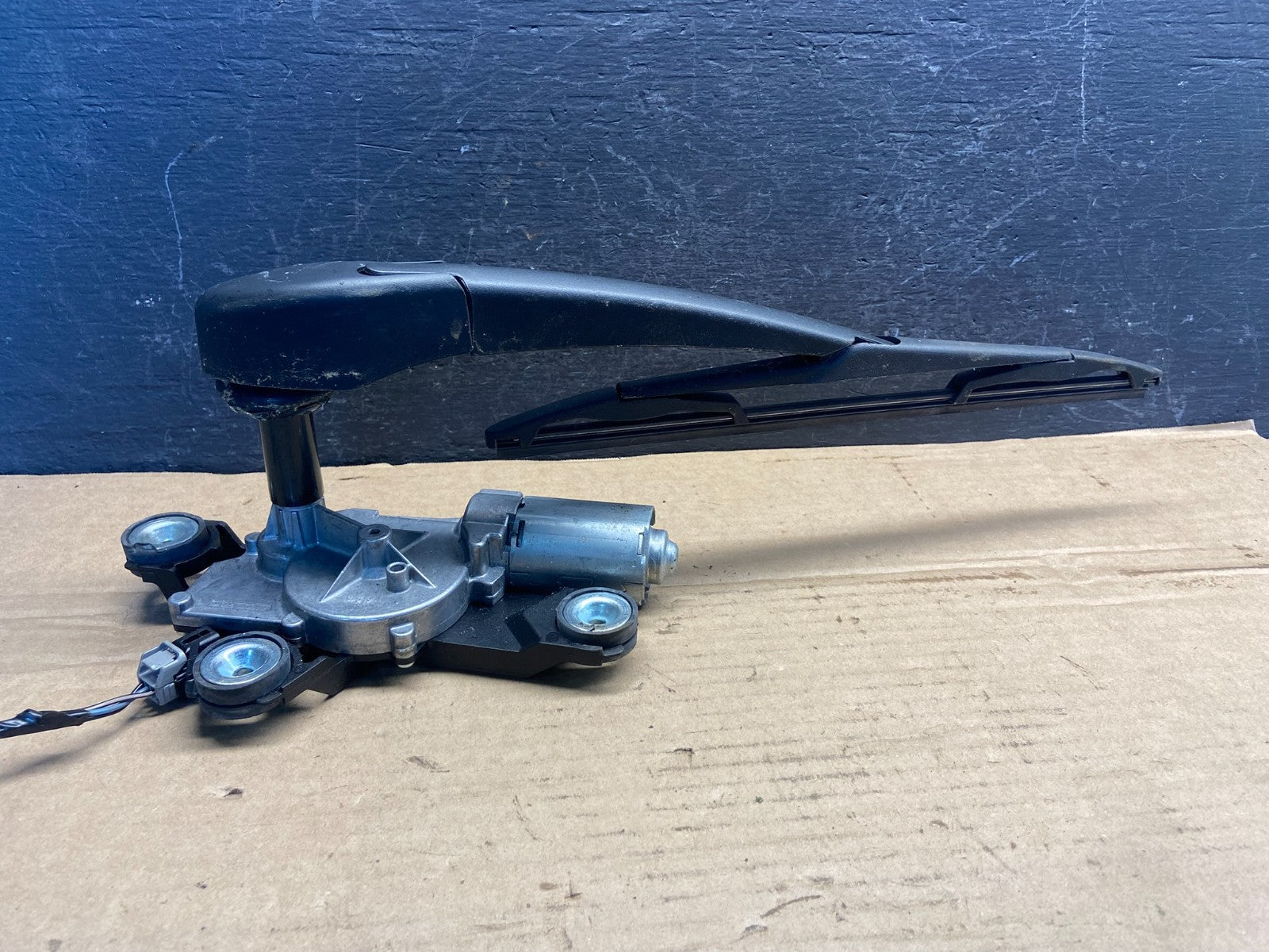 2012 to 2014 Ford Focus Rear Windshield Wiper Motor BV61-17K441-AA ae2514 DG1
