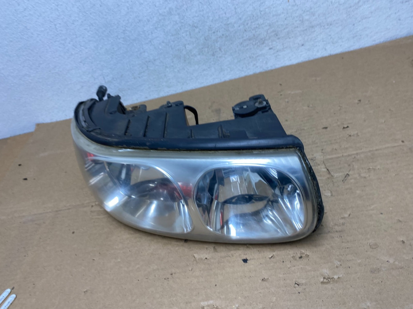 2000 to 2005 Buick Lesabre Headlight Right Passenger Side Halogen AD3981 DW1