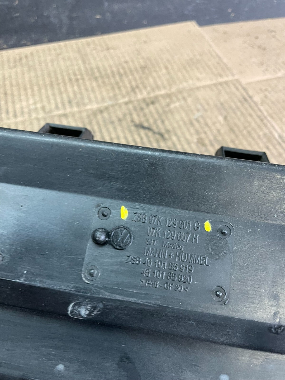 2005 to 2008 Volkswagen Jetta Beetle 2.5L Passat Engine Cover 07k129601G j4271 D8