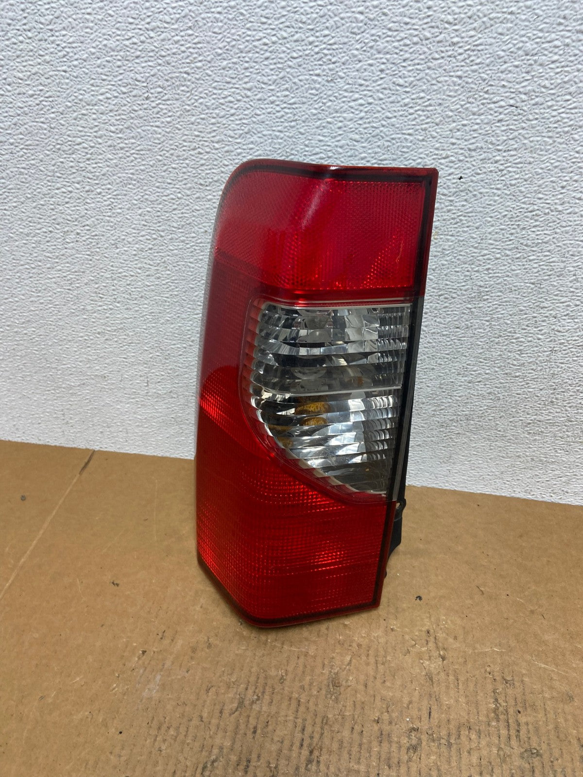 2002 2003 2004 Nissan Xterra Left Driver Side Tail Light AE1460 LK0
