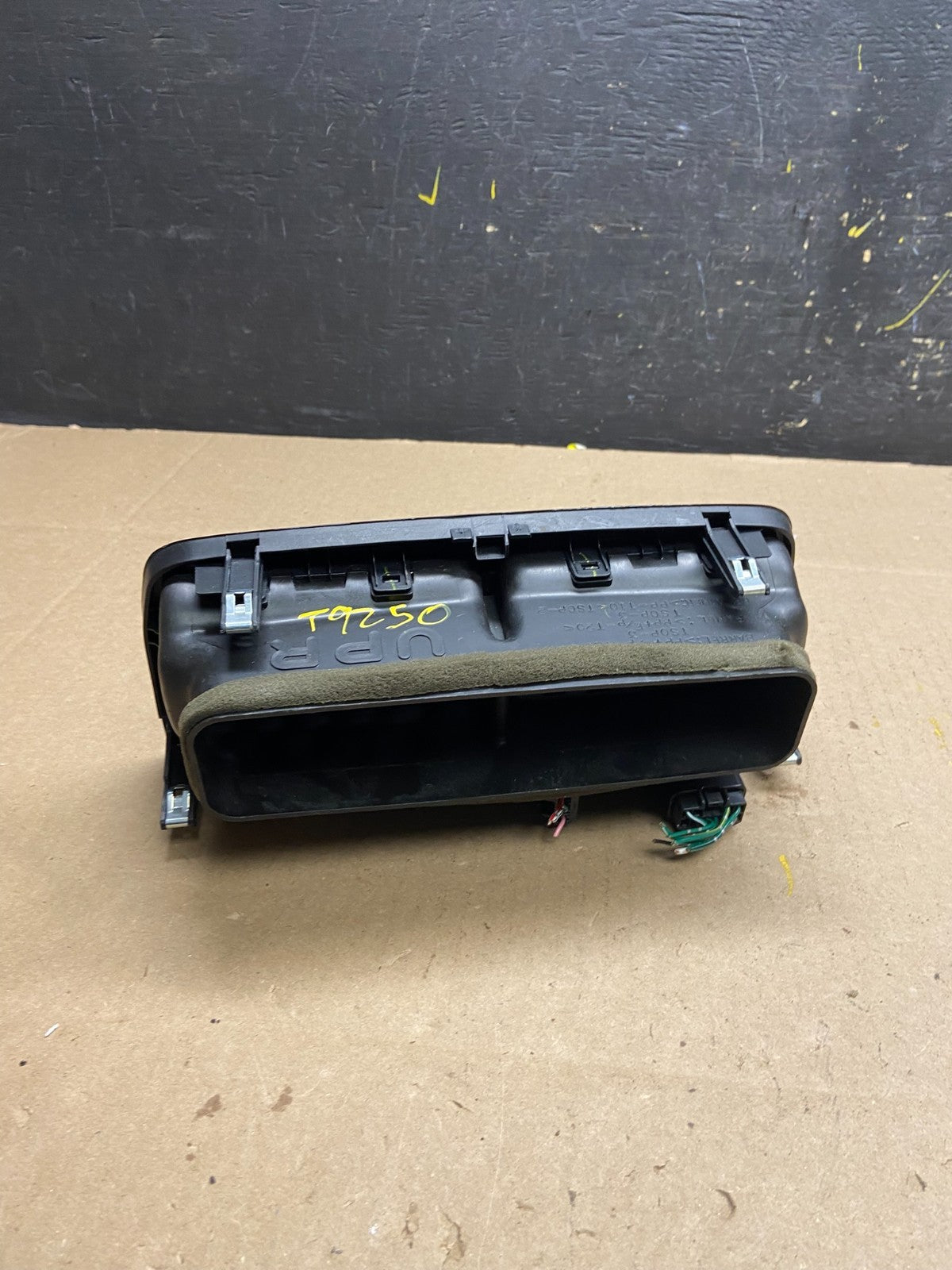 1997 to 2001 Lexus ES330 ES300 Front Center Side Air Vent t9250 DG3