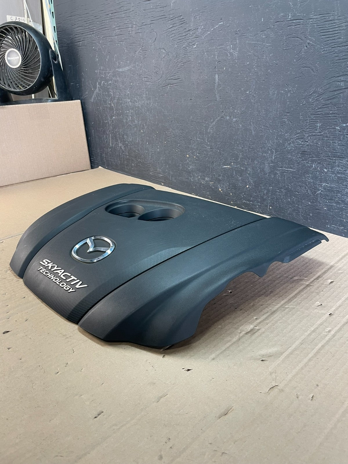 2014 to 2017 Mazda 6 SkyActiv Engine Cover Top Lid Cover AD8721 DG2