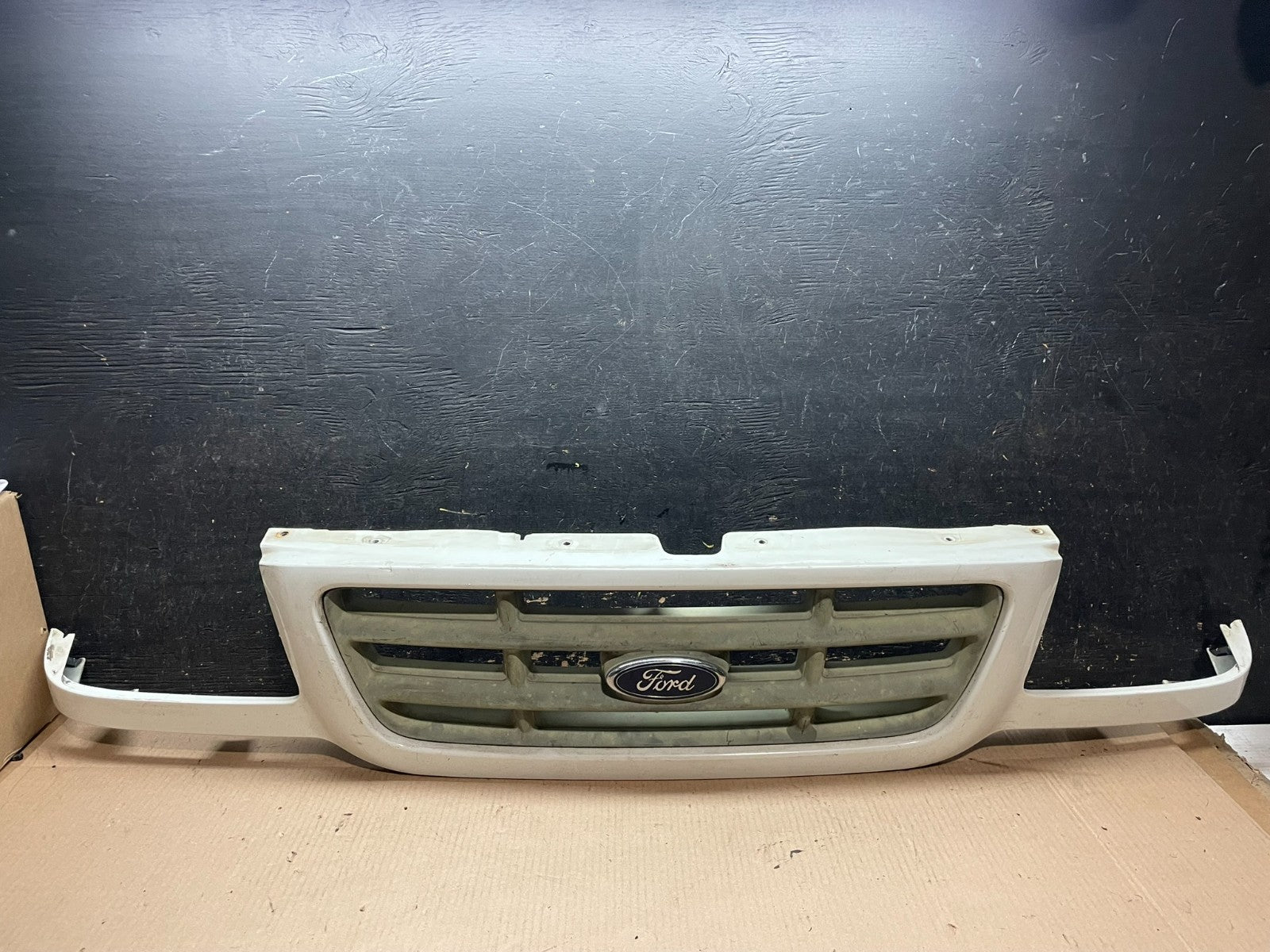 2001 to 2008 Mazda B2300 B4000 Front Upper Grill Grille OEM Z8412 DG0