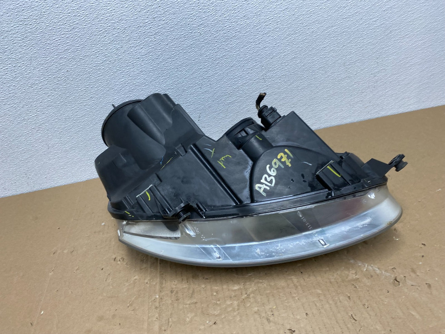 2005 to 2010 Volkswagen Jetta Left Driver LH Side Headlight Halogen AB6971 DW7