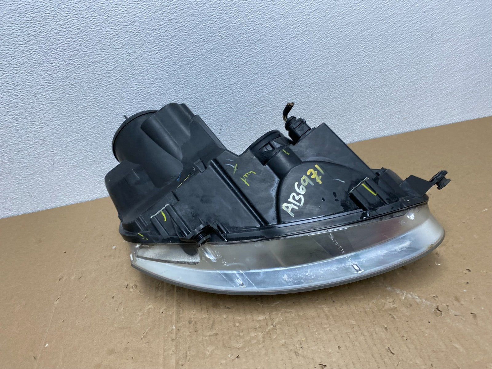 2005 to 2010 Volkswagen Jetta Left Driver LH Side Headlight Halogen AB6971 DW7
