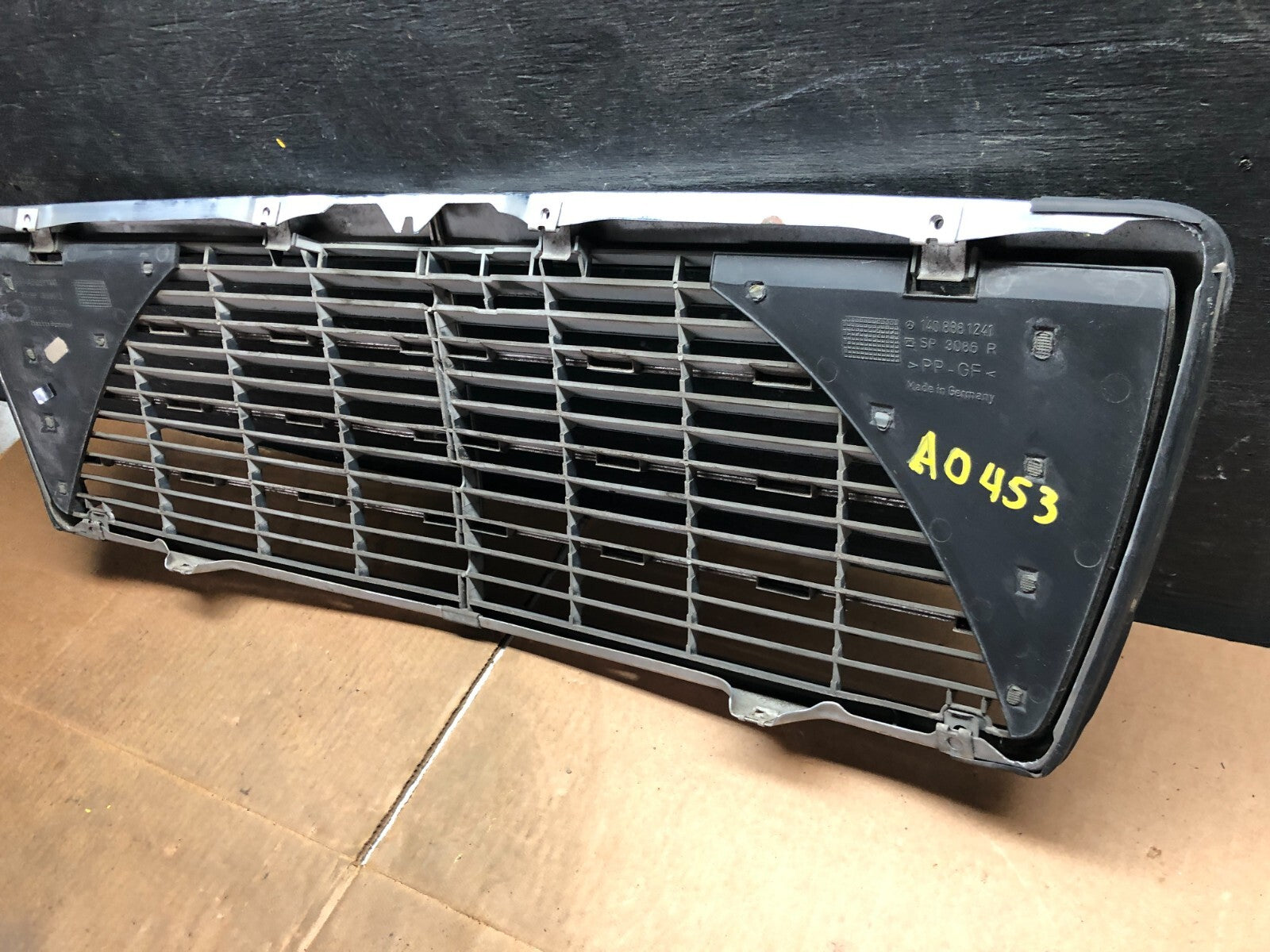 1994 to 1998 Mercedes-Benz W140 S600 S500 S320 Front Upper Grille A0453 DG15