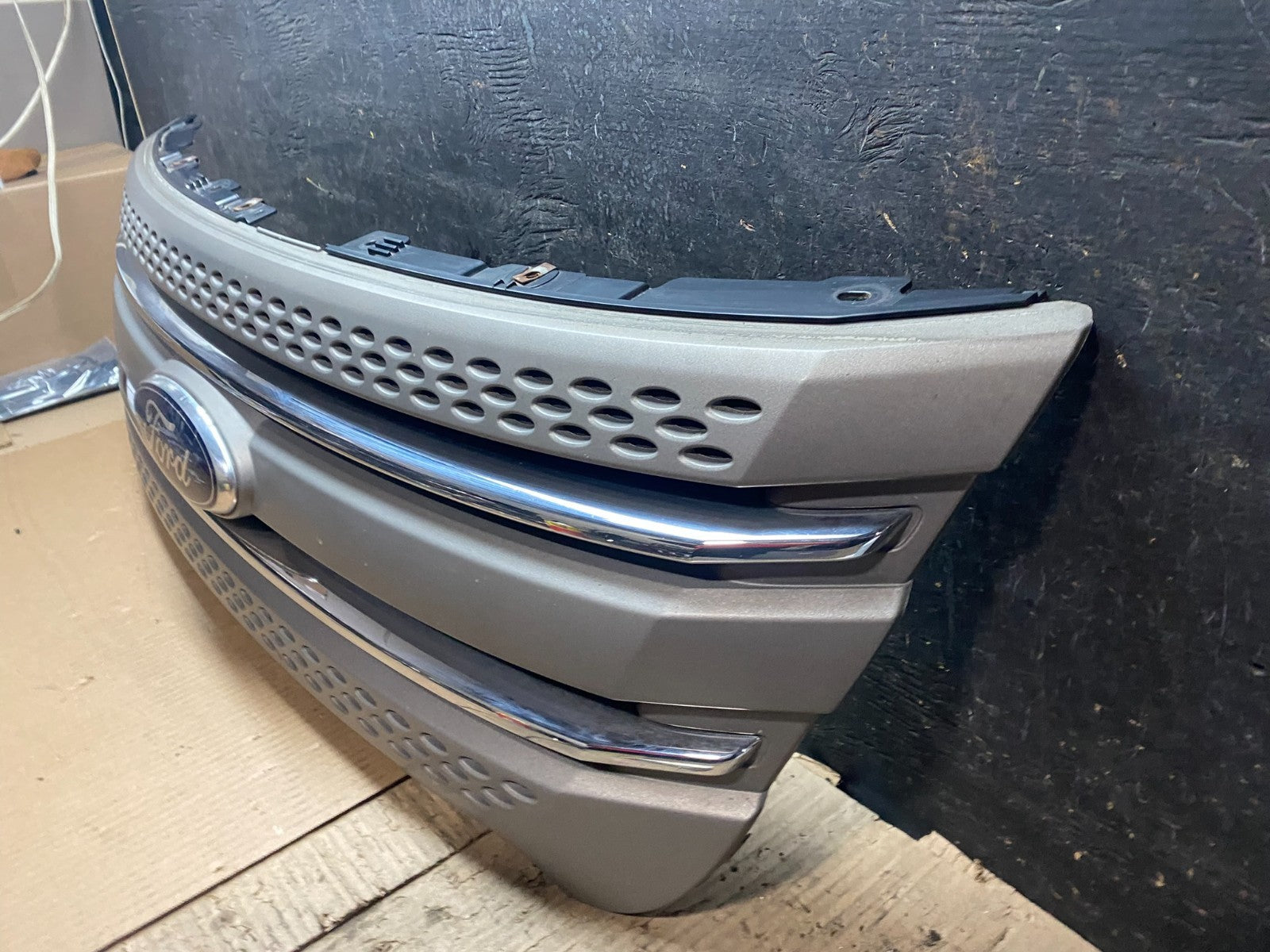 2011 to 2015 Ford Explorer Upper Front Grill Grille Oem W5954 DG1