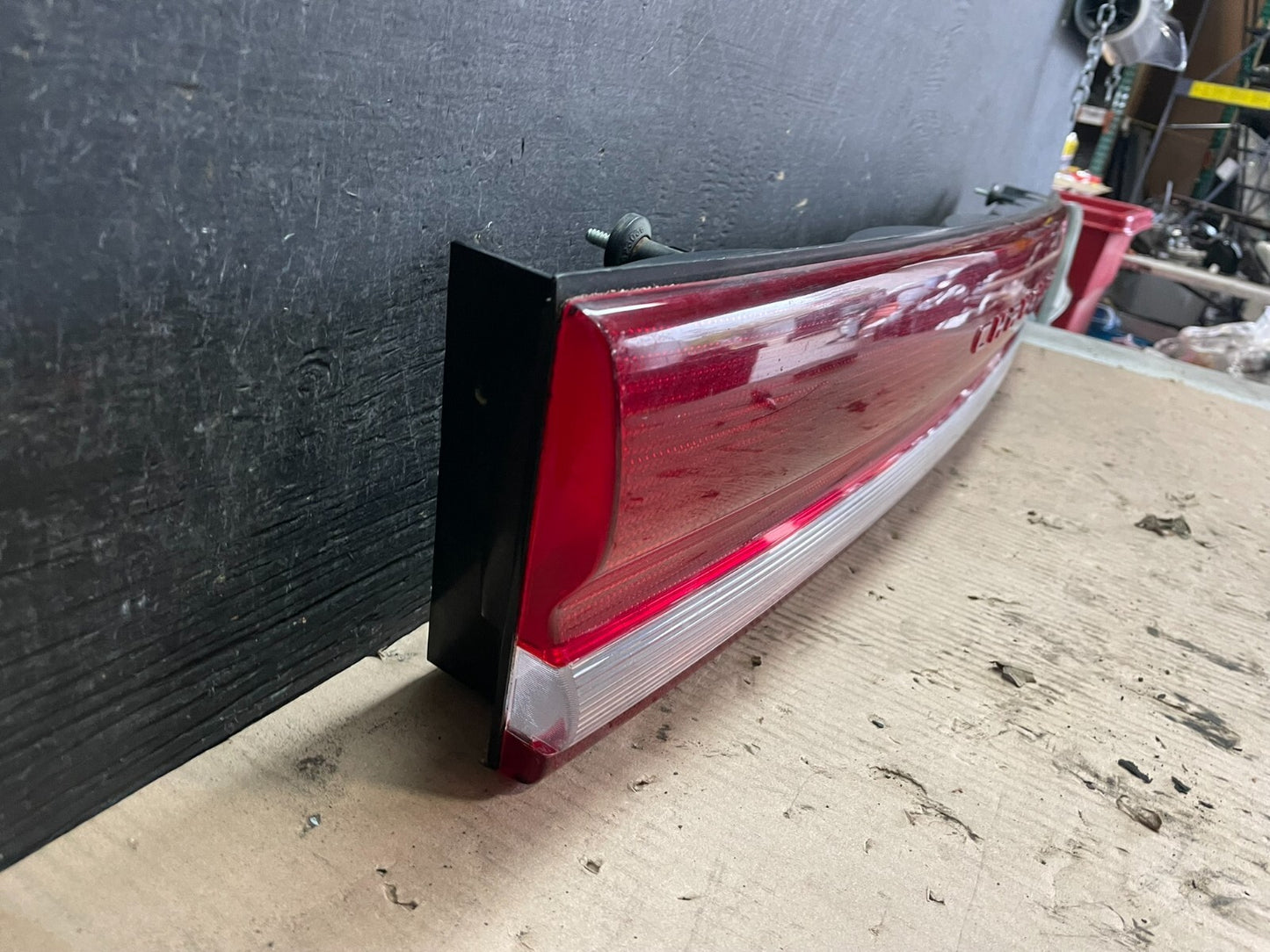 1993 to 1997 Chrysler Concorde Center Trunk Tail light L9384 PS2